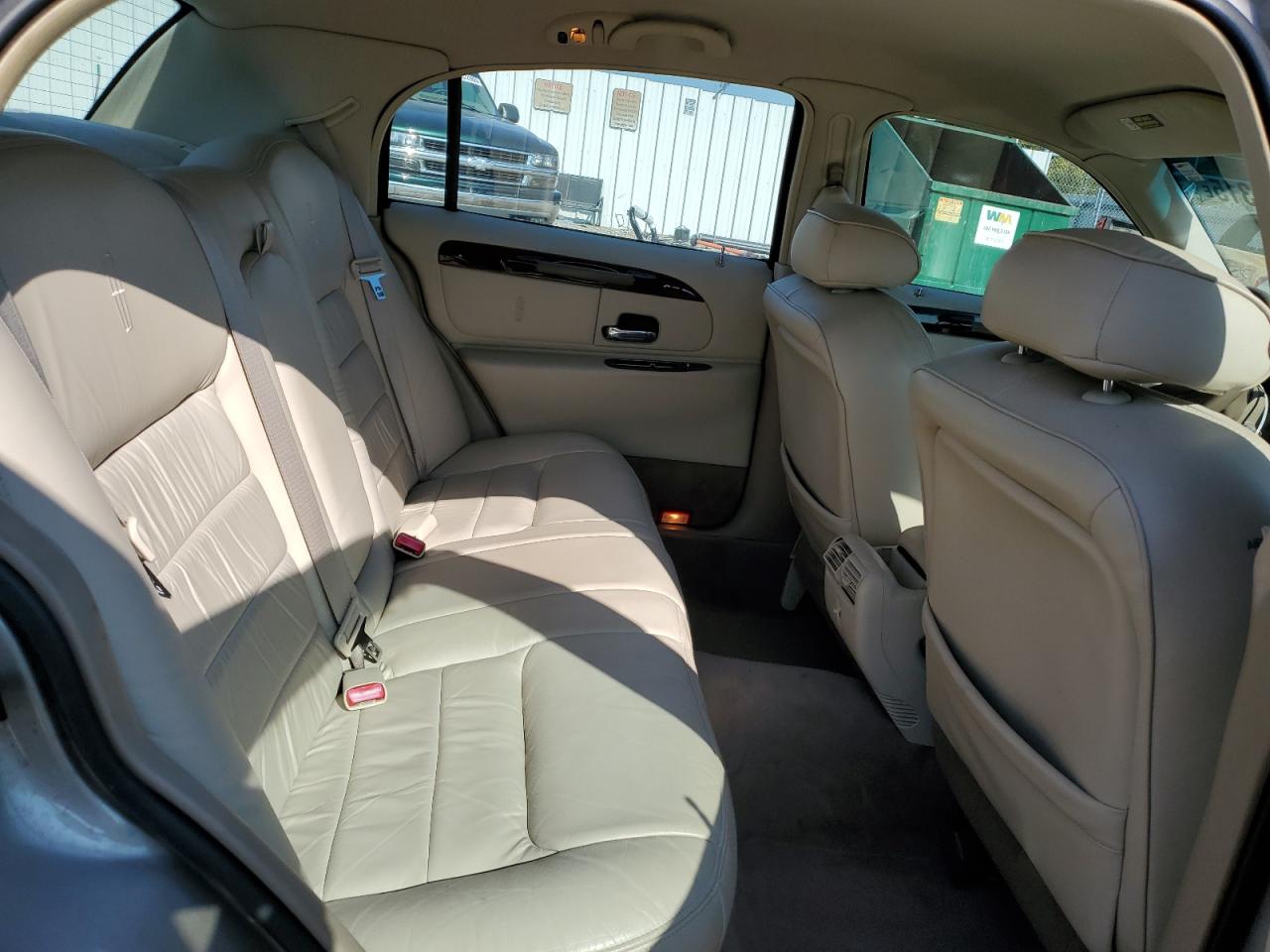 2000 Lincoln Town Car Executive VIN: 1LNHM81W6YY843783 Lot: 86173315