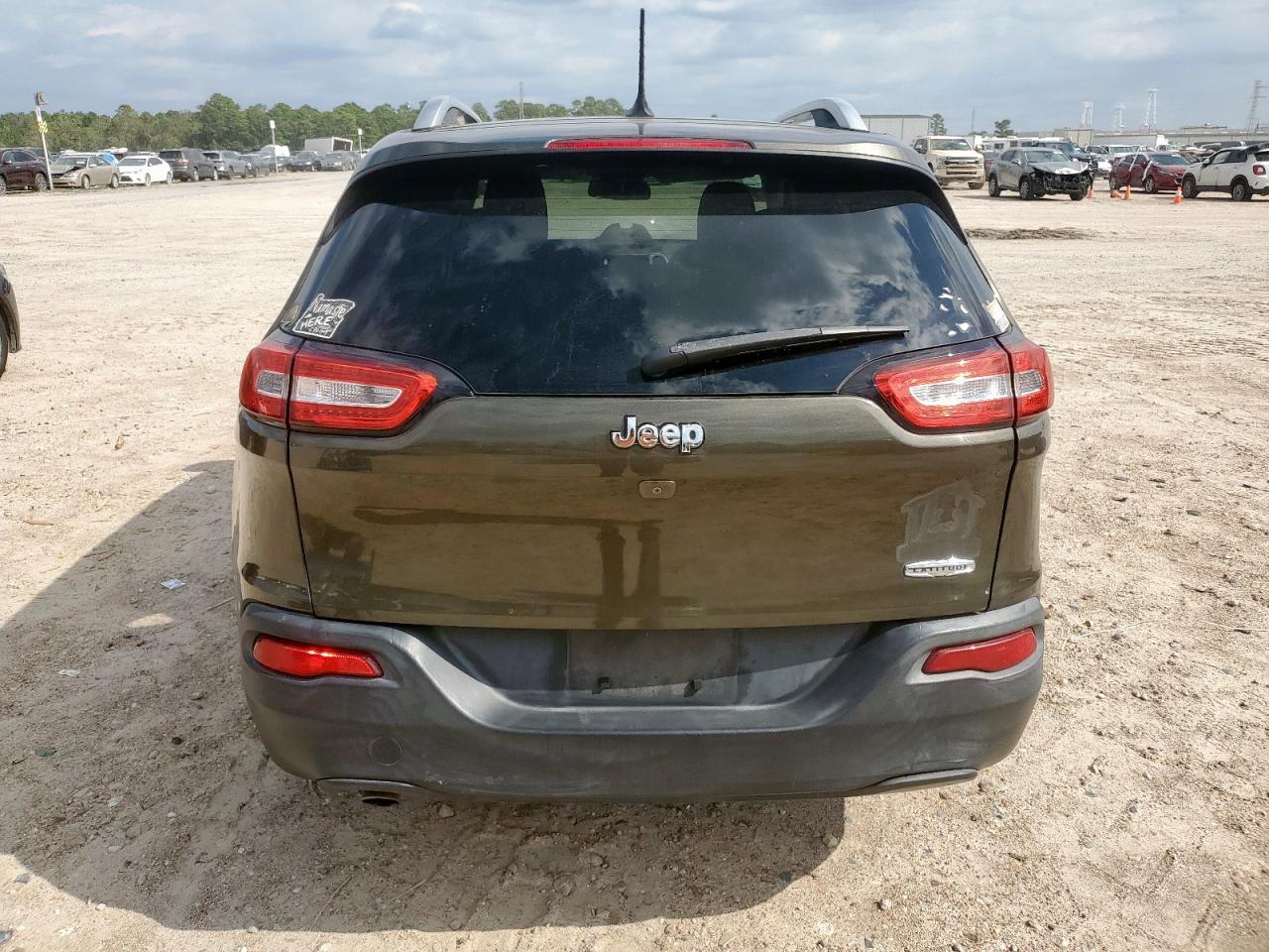 2015 Jeep Cherokee Latitude VIN: 1C4PJLCB8FW762198 Lot: 90116565