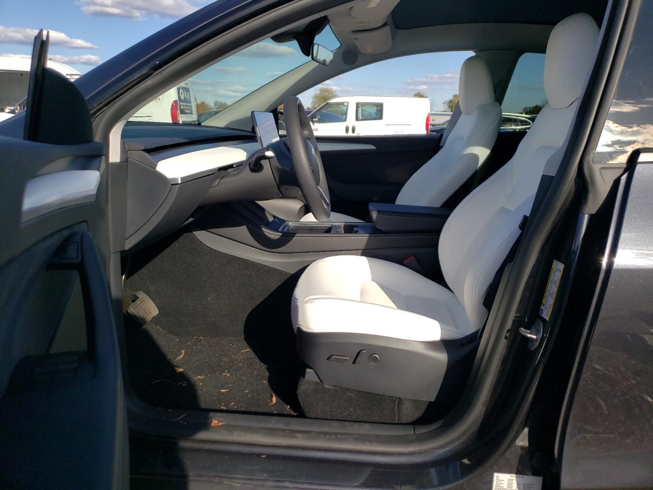 2024 Tesla Model Y VIN: 7SAYGAEE2RF177790 Lot: 89865165