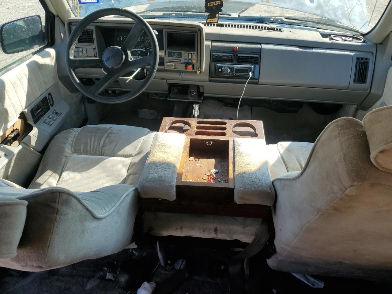 1993 GMC Suburban K1500 VIN: 1GDFK16K8PJ758624 Lot: 85284985