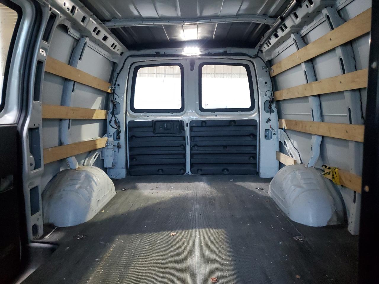 2018 Chevrolet Express 2500 Delivery Van VIN: 1GCWGAFG4J1907426 Lot: 90027015