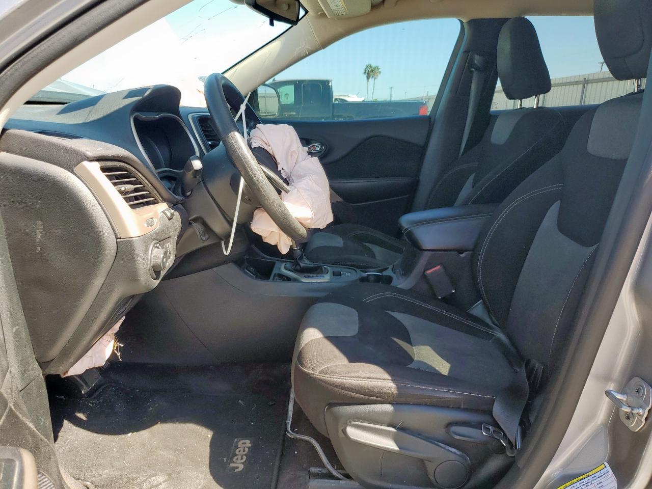 2018 Jeep Cherokee Latitude VIN: 1C4PJLCB3JD537238 Lot: 82436455