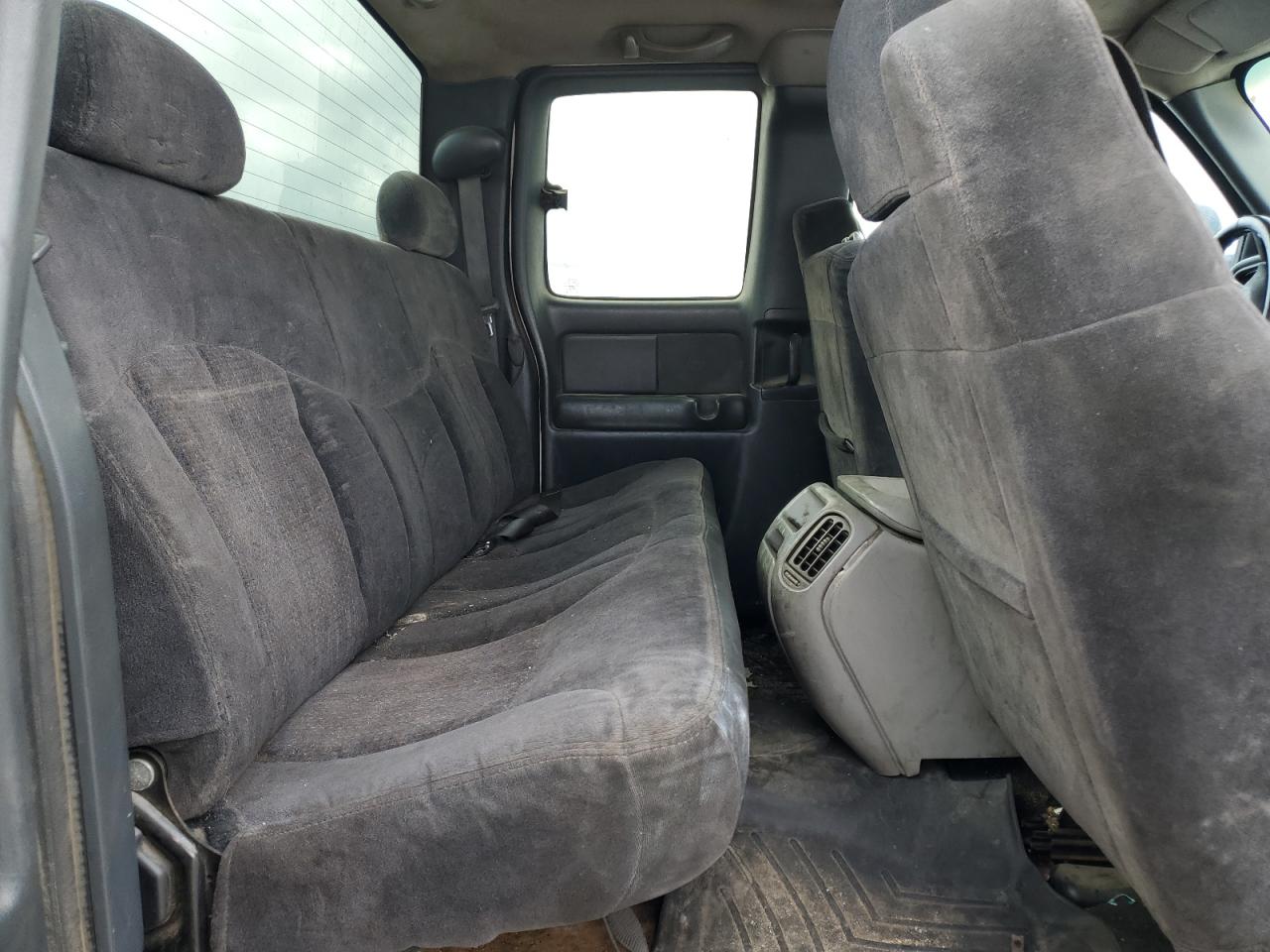 2000 Chevrolet Silverado C1500 VIN: 1GCEC19T3YZ353274 Lot: 86252375