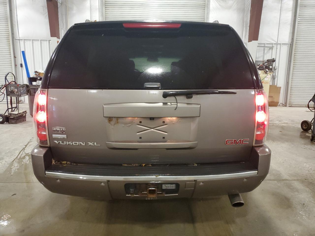 2011 GMC Yukon Xl Denali VIN: 1GKS2MEF8BR290403 Lot: 90221995