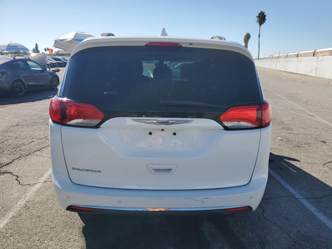 2018 Chrysler Pacifica Touring L VIN: 2C4RC1BG2JR211061 Lot: 85930985