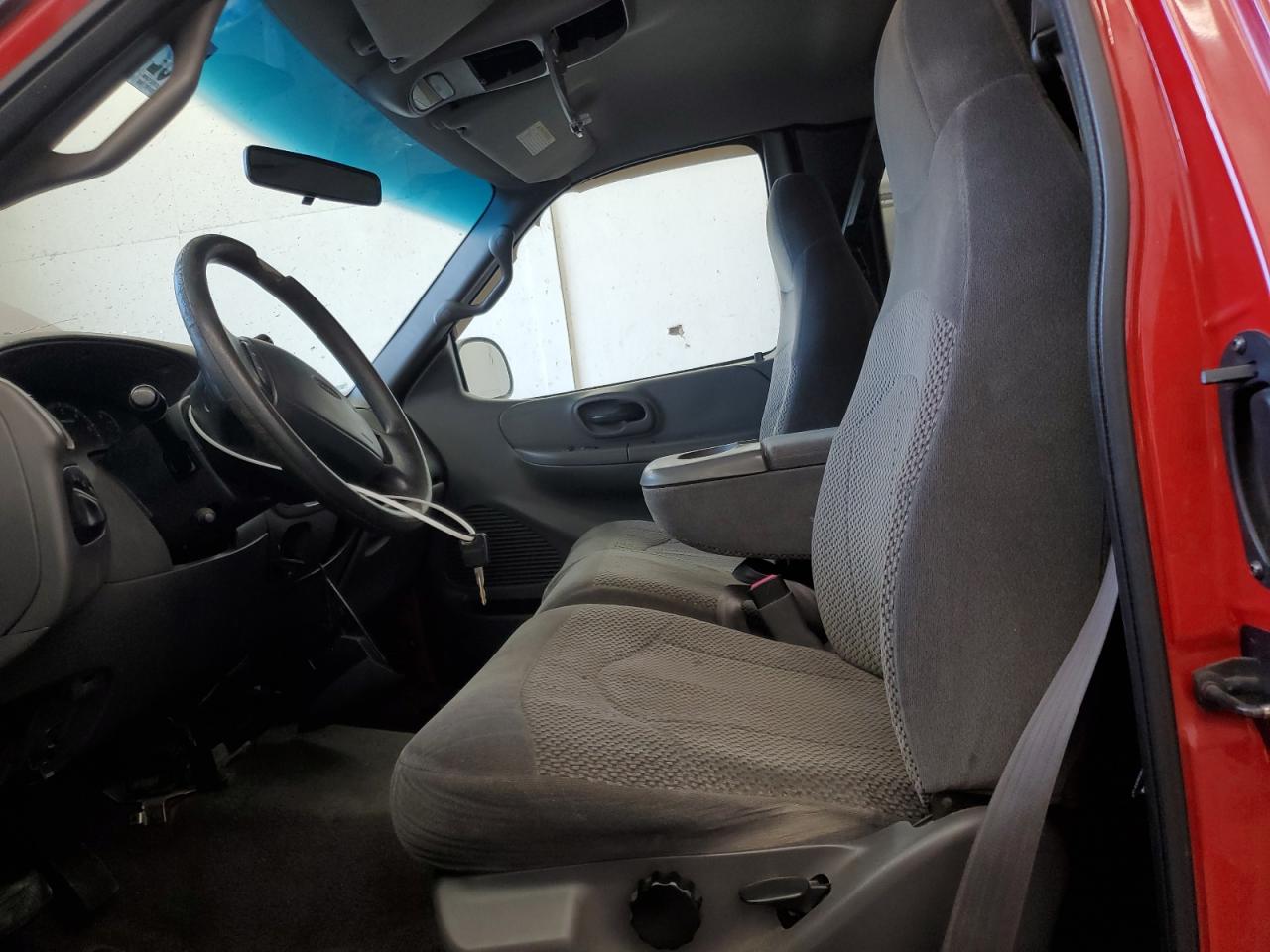 2000 Ford F150 VIN: 1FTRX17W5YNB18031 Lot: 82127075