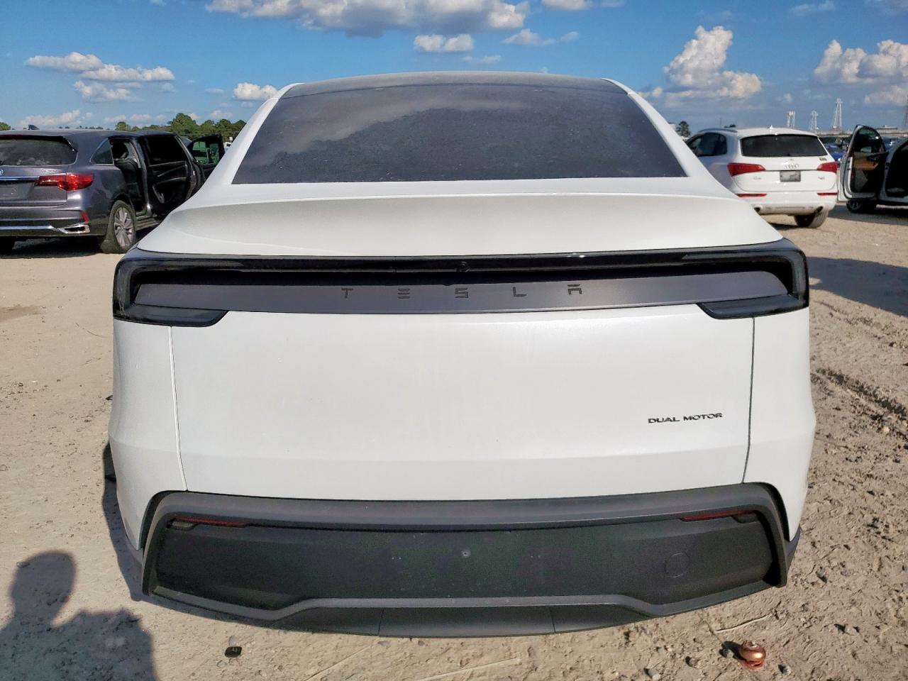 2026 Tesla Model Y VIN: 7SAYGDEE5TA406677 Lot: 85671775