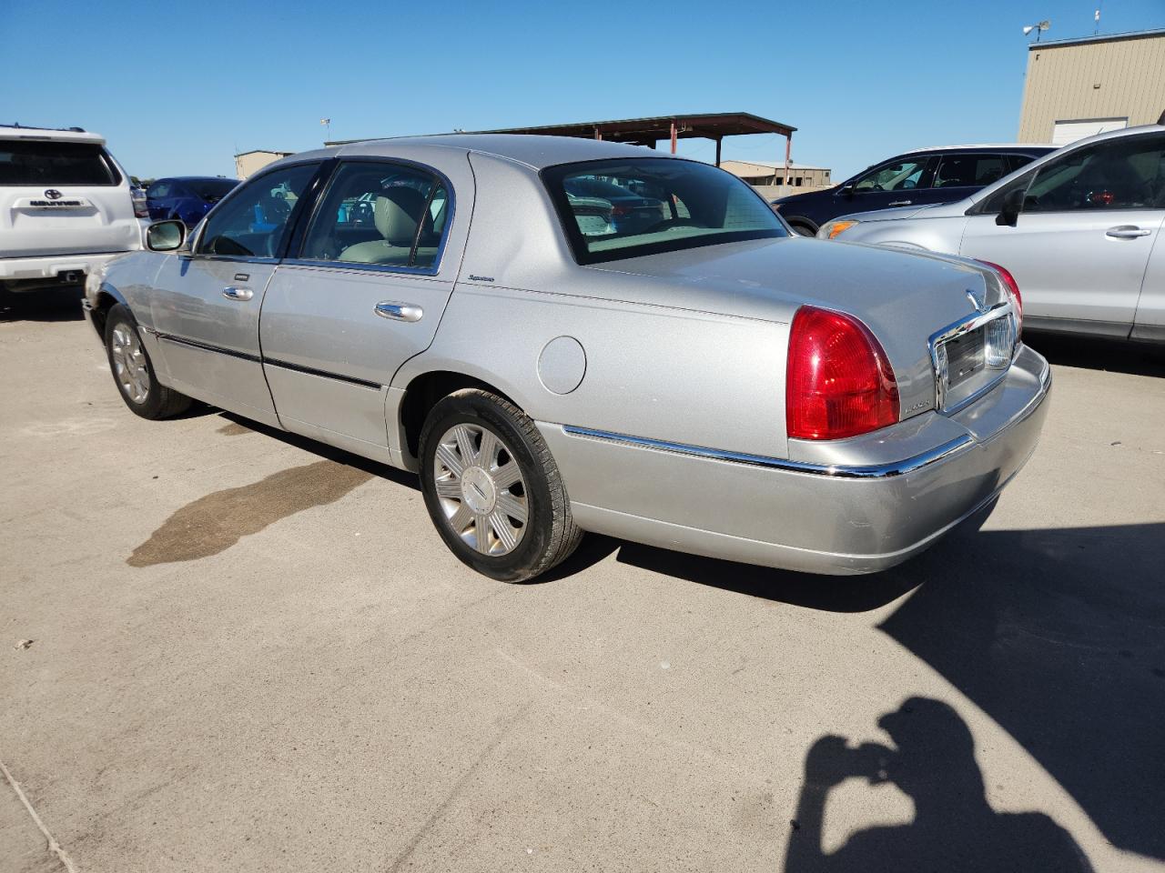 2007 Lincoln Town Car Signature silver sedan gas 1LNHM81W57Y631150 photo #3