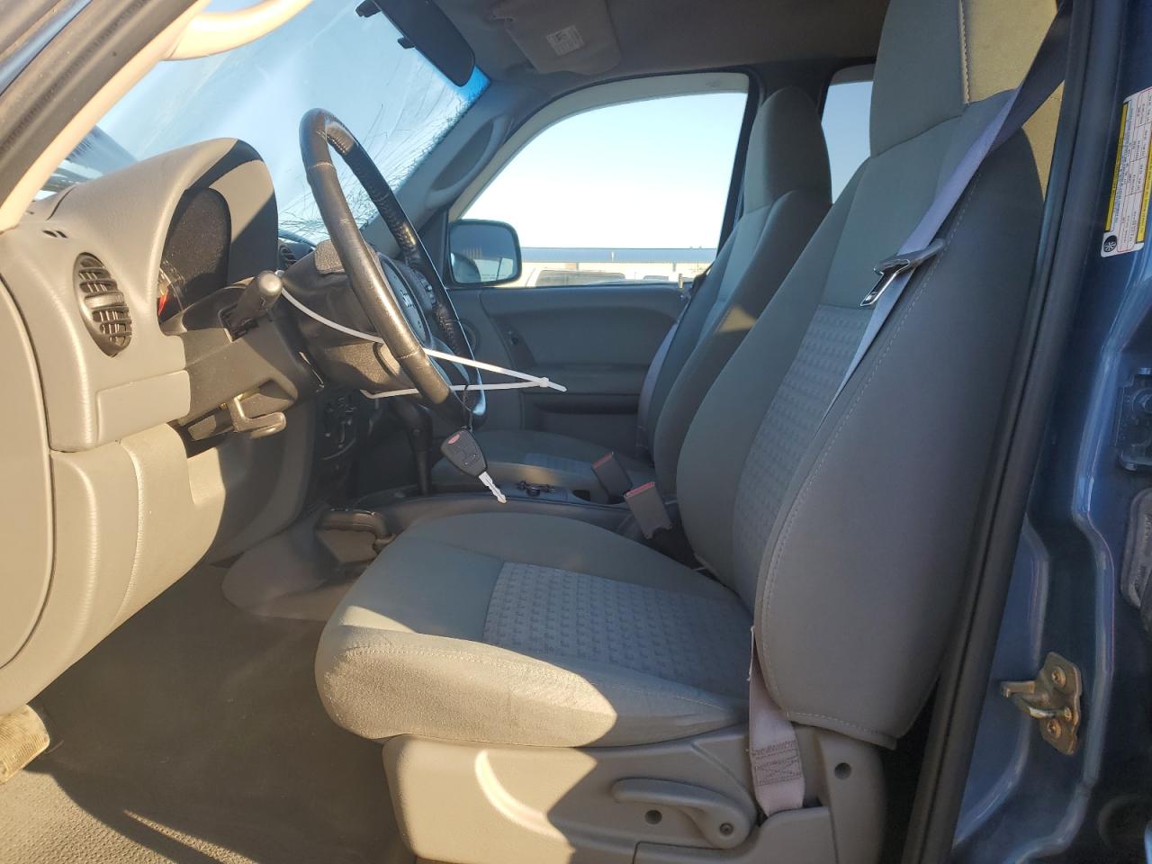 2005 Jeep Liberty Sport VIN: 1J4GL48K75W568621 Lot: 85915965