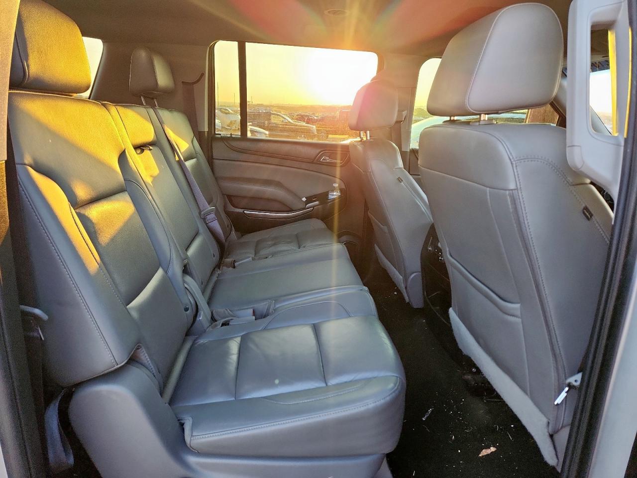 2017 Chevrolet Suburban C1500 Lt VIN: 1GNSCHKC5HR215975 Lot: 82184525