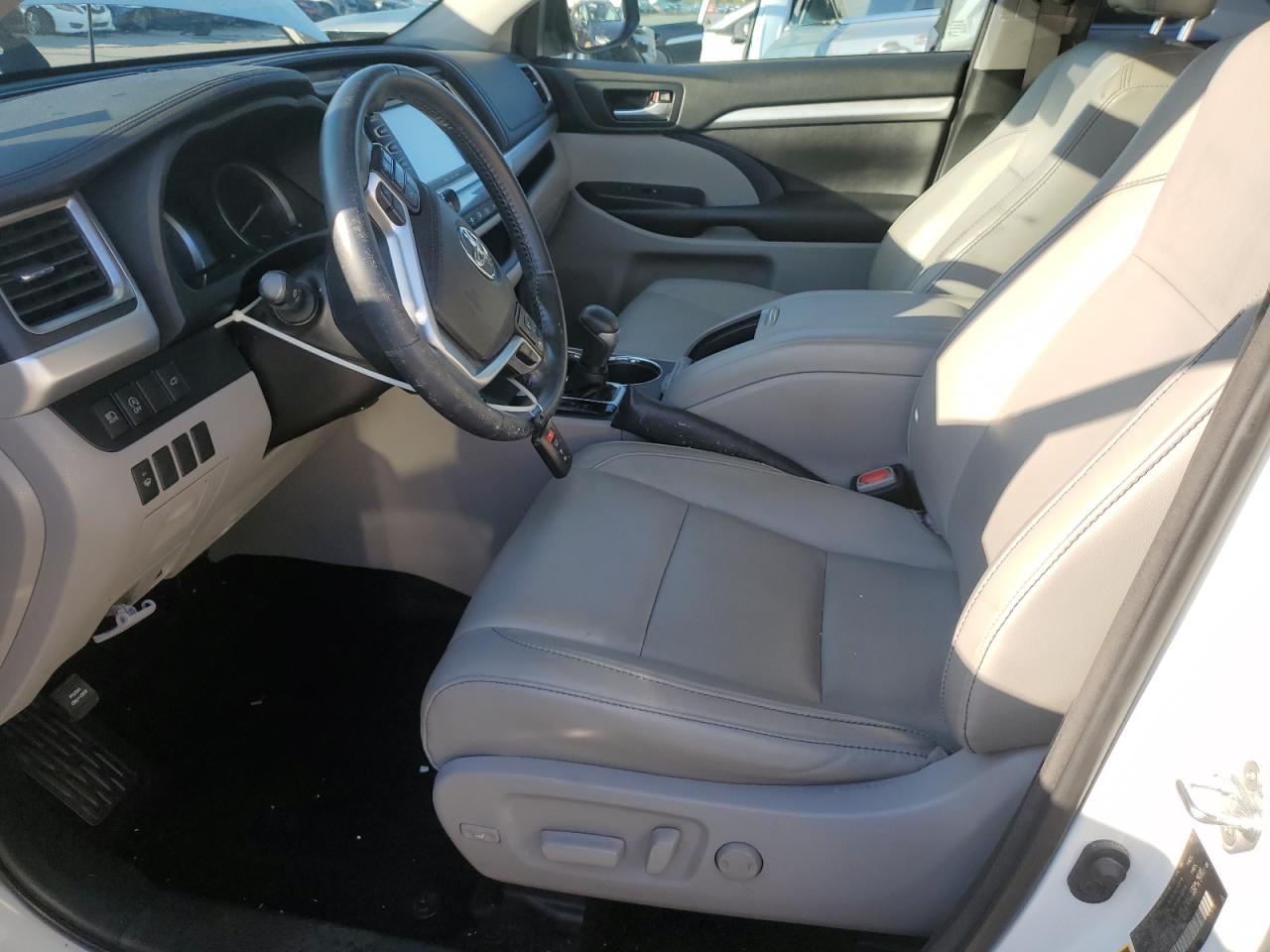 2018 Toyota Highlander Se VIN: 5TDJZRFH2JS553677 Lot: 81980005