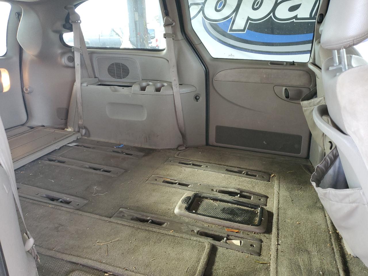 2002 Chrysler Town & Country Limited VIN: 2C8GP64L12R697946 Lot: 84827685