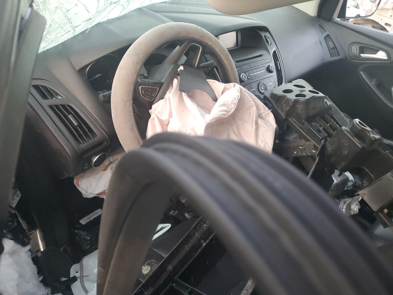 2015 Ford Focus Se VIN: 1FADP3K28FL218536 Lot: 85725245