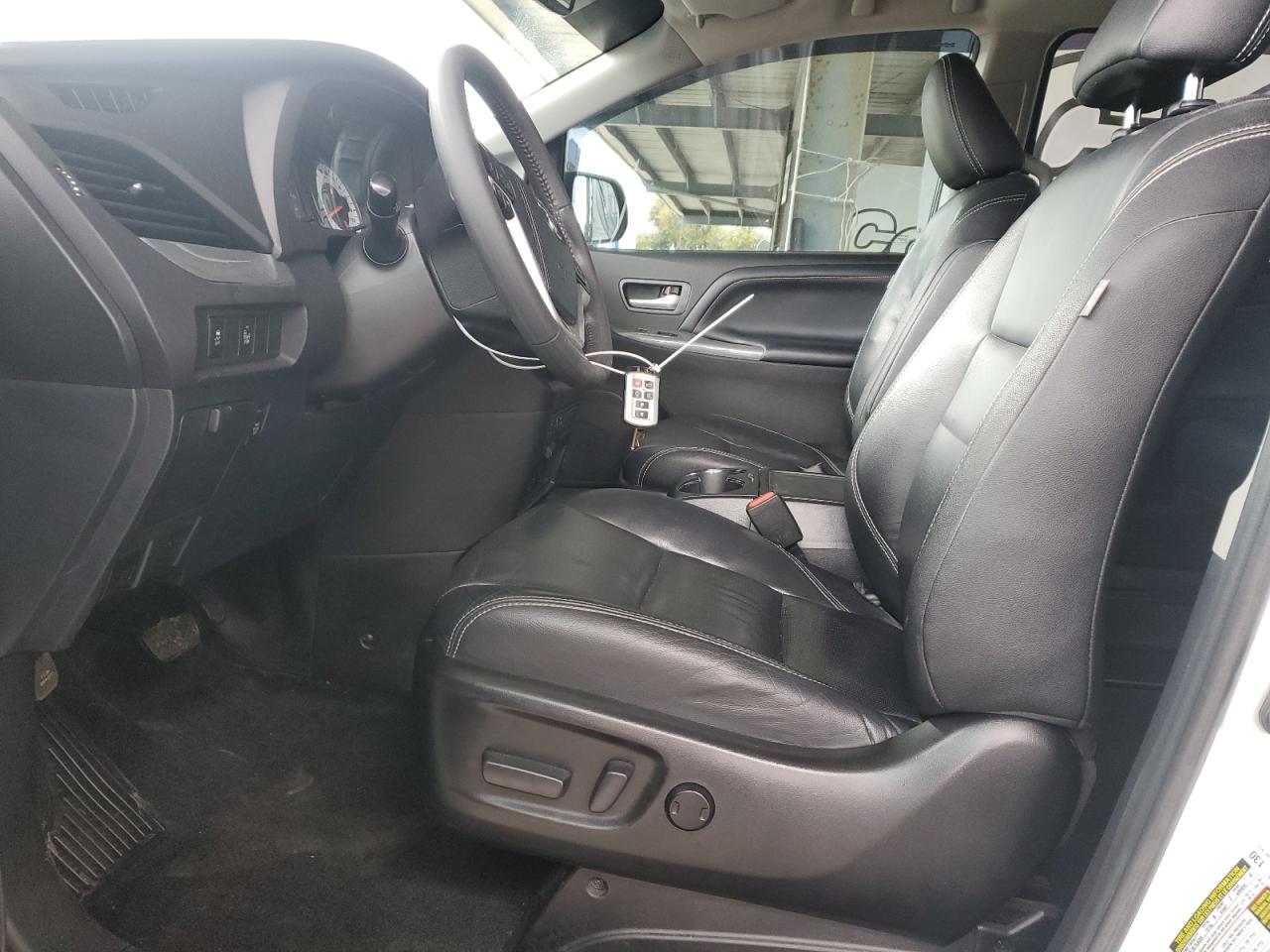 2017 Toyota Sienna Se VIN: 5TDXZ3DC4HS854623 Lot: 84781815