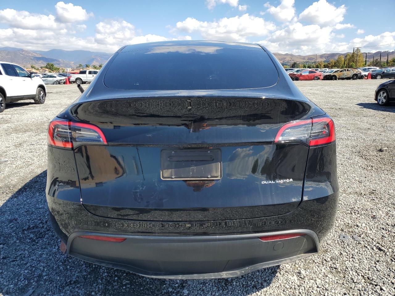 2024 Tesla Model Y VIN: 7SAYGAEE4RF982772 Lot: 85946255