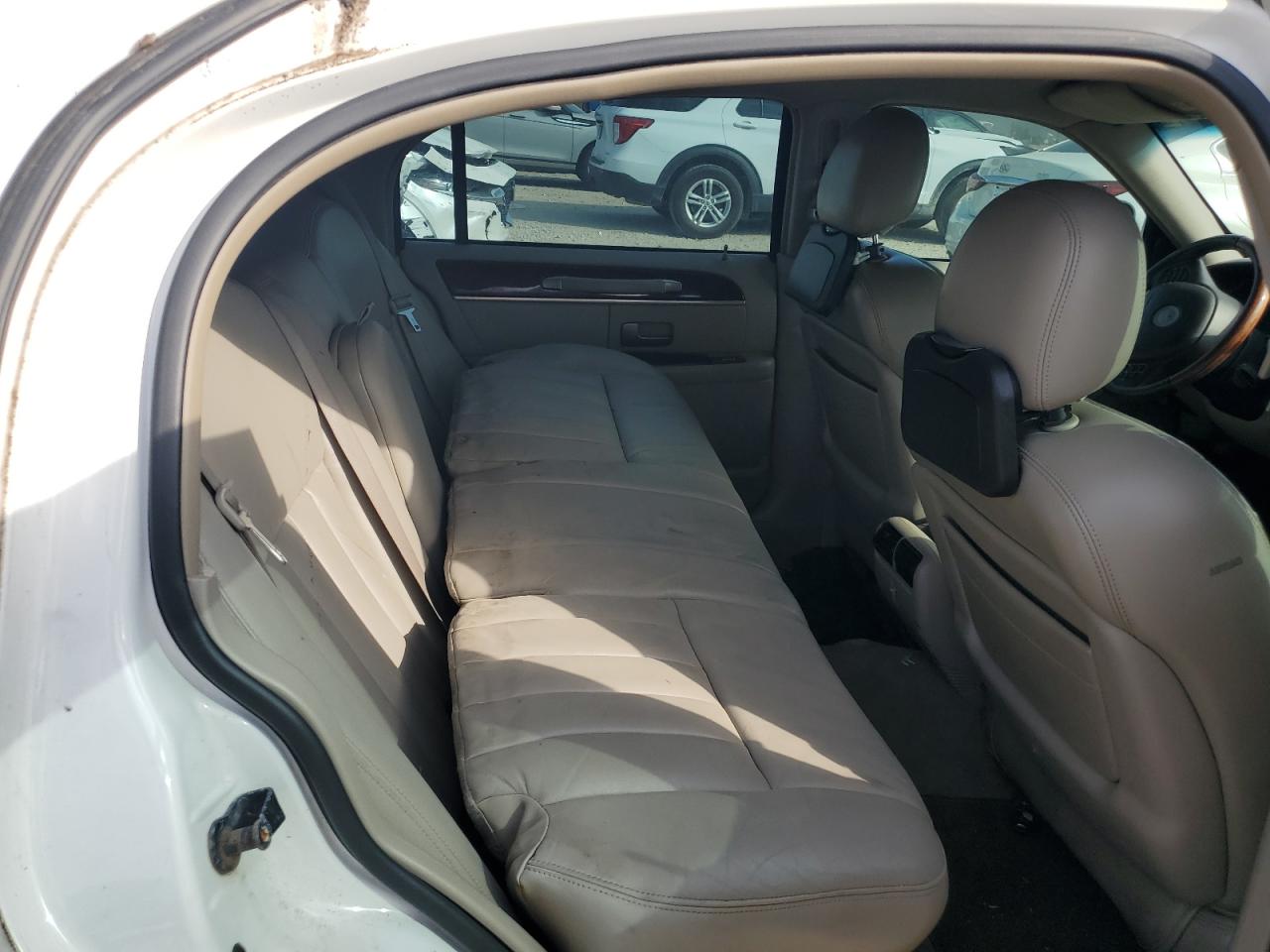 2003 Lincoln Town Car Signature VIN: 1LNHM82W83Y607546 Lot: 84876025