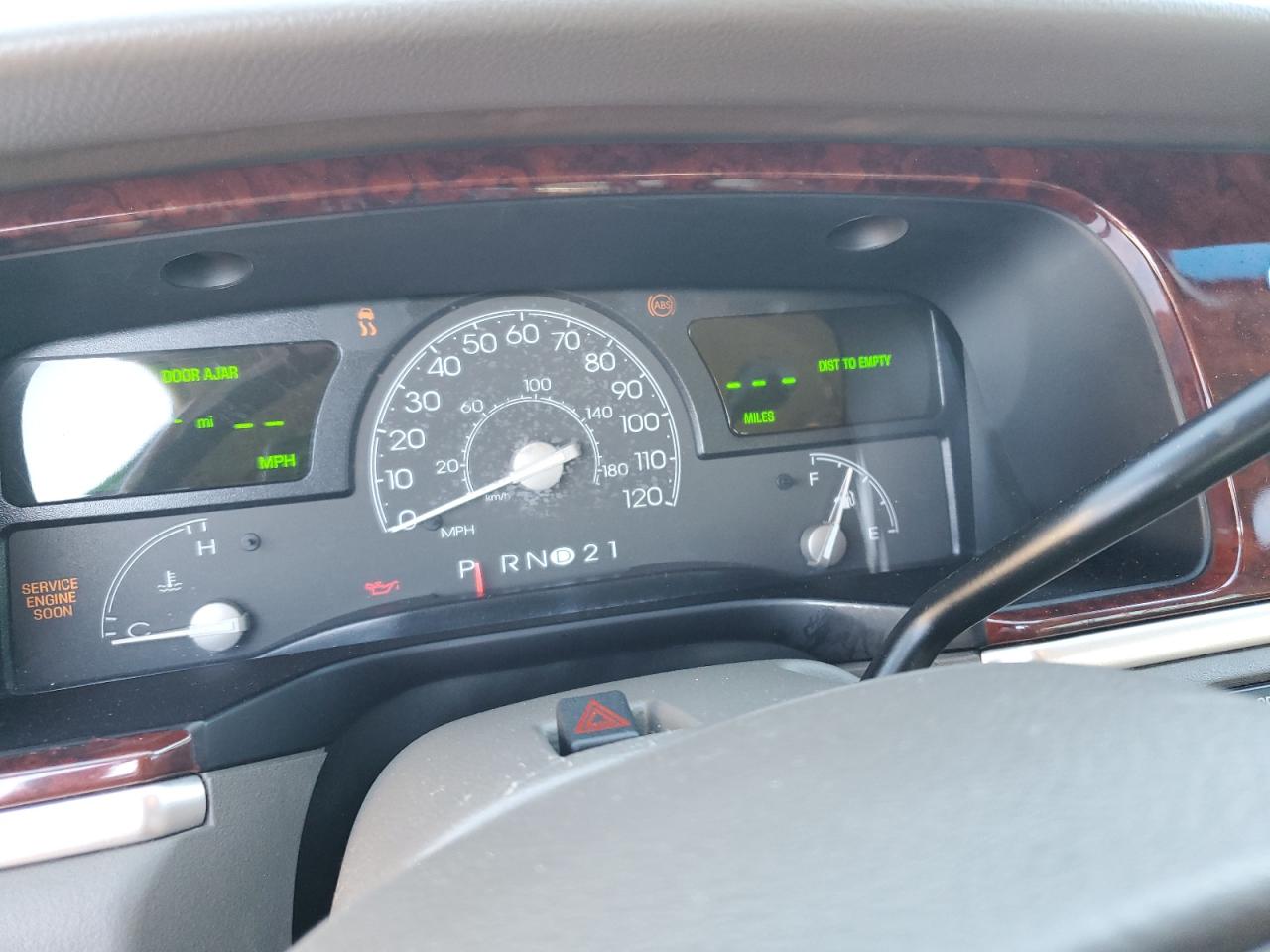 2003 Lincoln Town Car S VIN: 1LNHM82W03Y700402 Lot: 82439805