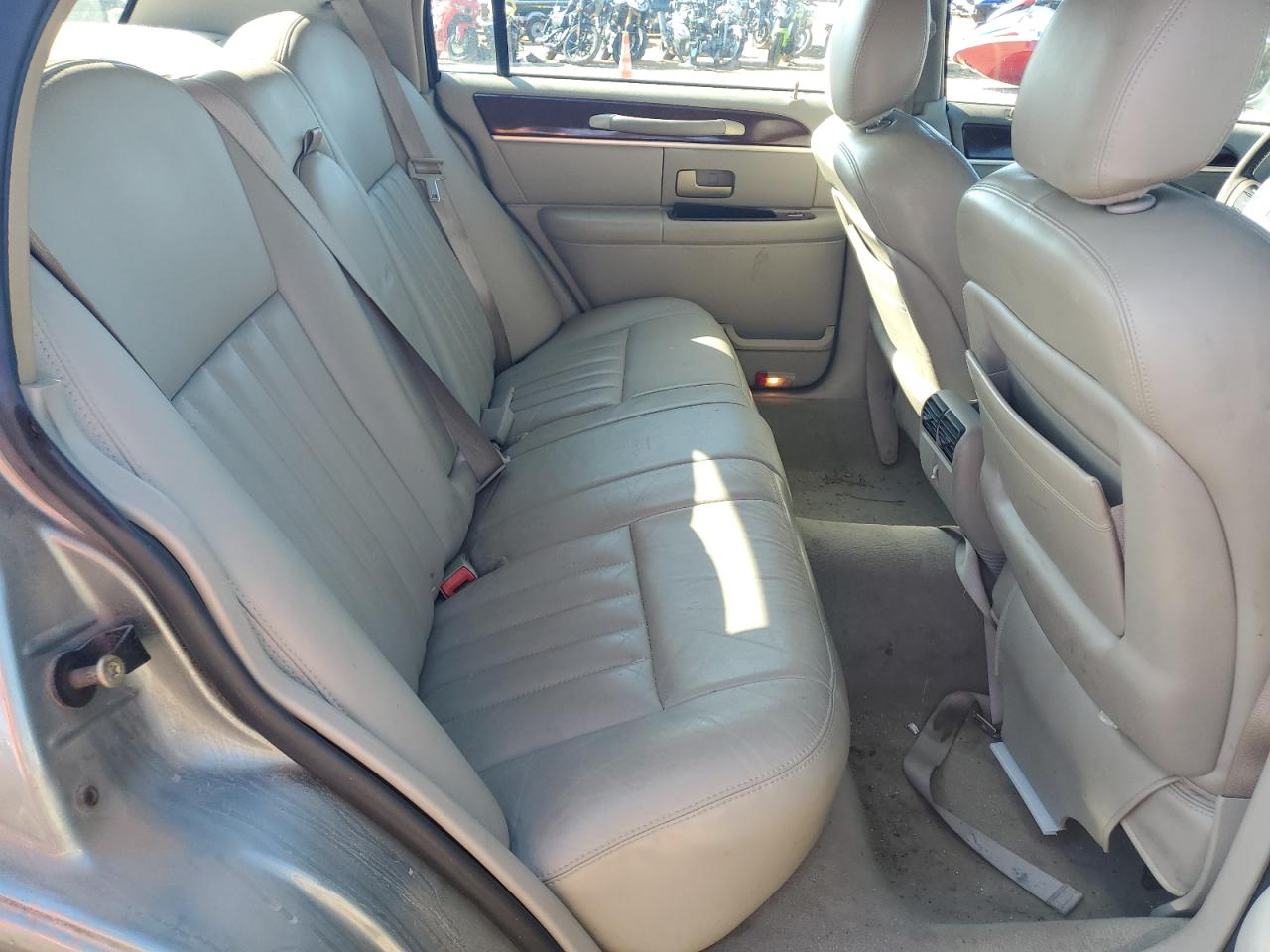 2005 Lincoln Town Car Signature VIN: 1LNHM81W25Y672400 Lot: 82003035