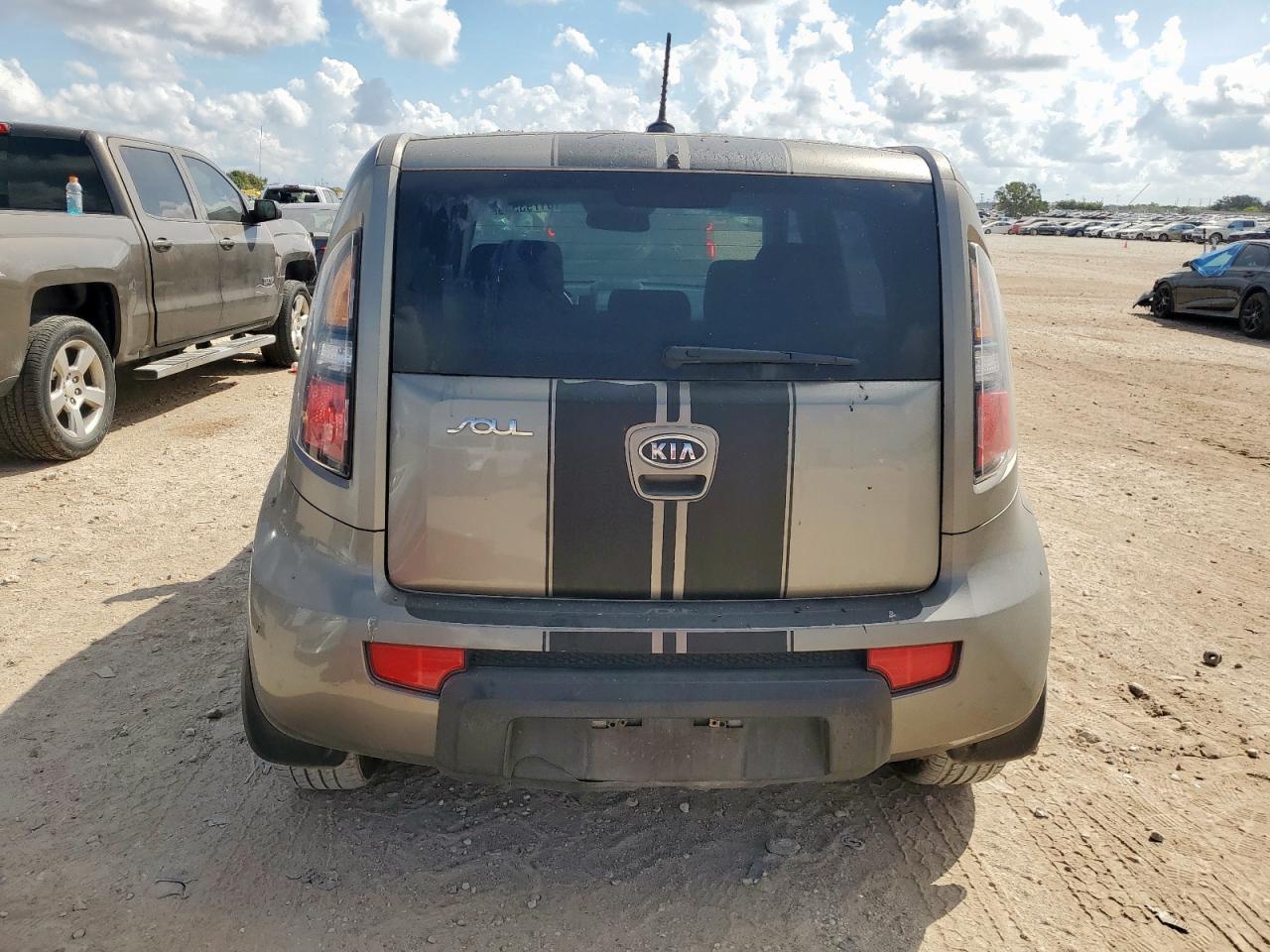 2011 Kia Soul + VIN: KNDJT2A26B7311398 Lot: 81793575