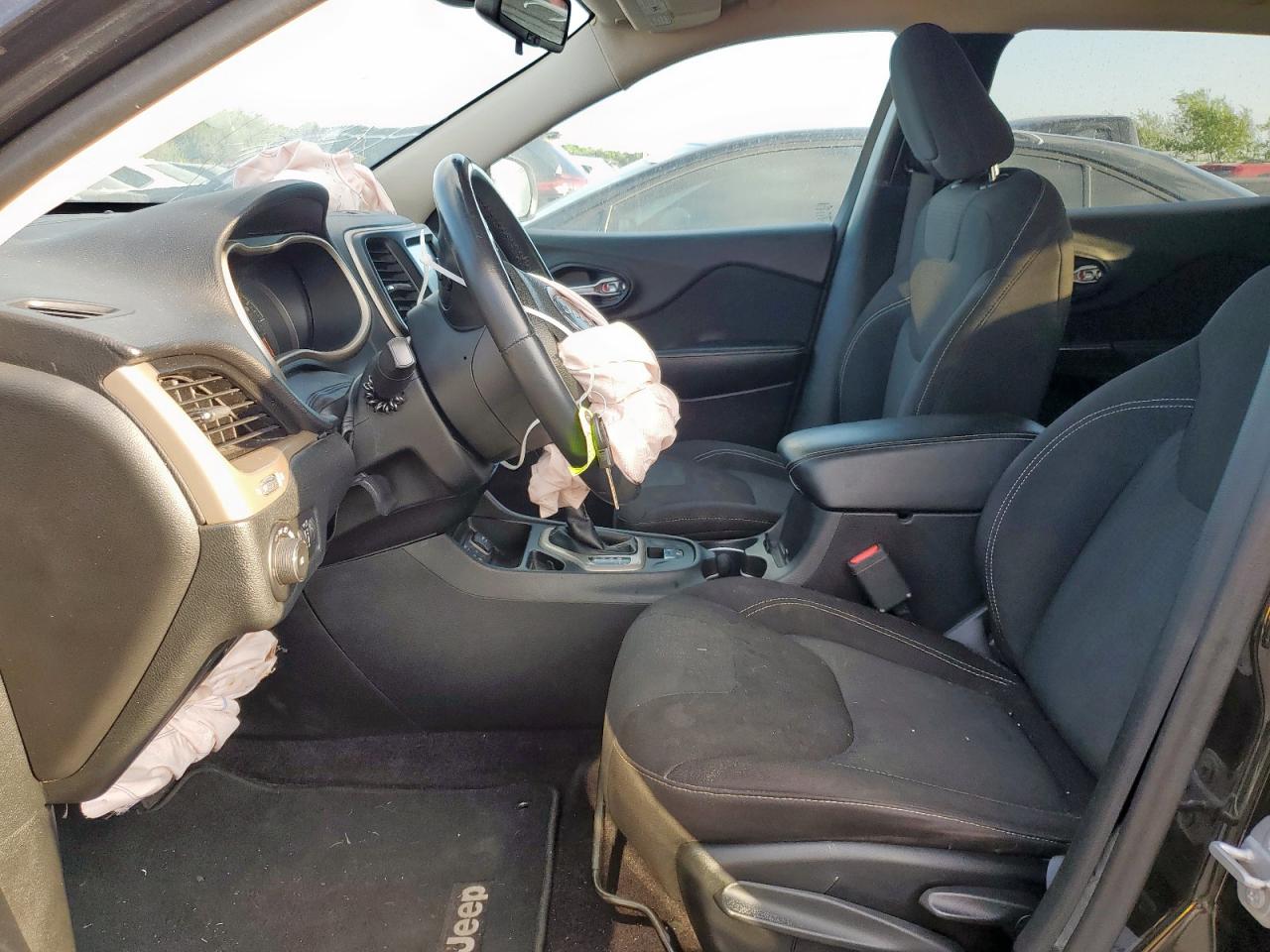 2016 Jeep Cherokee Latitude VIN: 1C4PJLCB9GW355833 Lot: 82242225