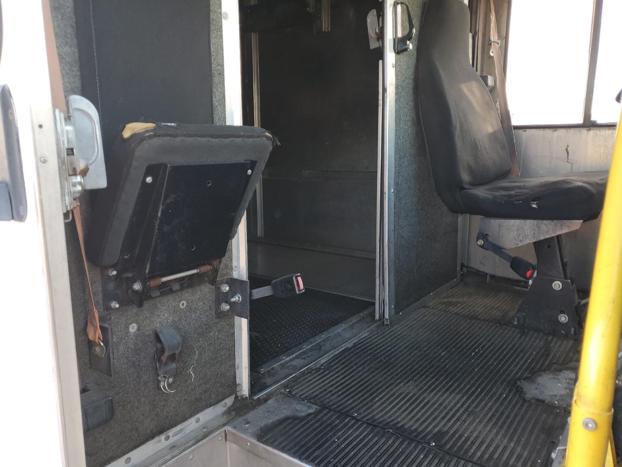 2003 Ford E450 Delivery Van VIN: 1FCLE49L53HA41958 Lot: 89731425