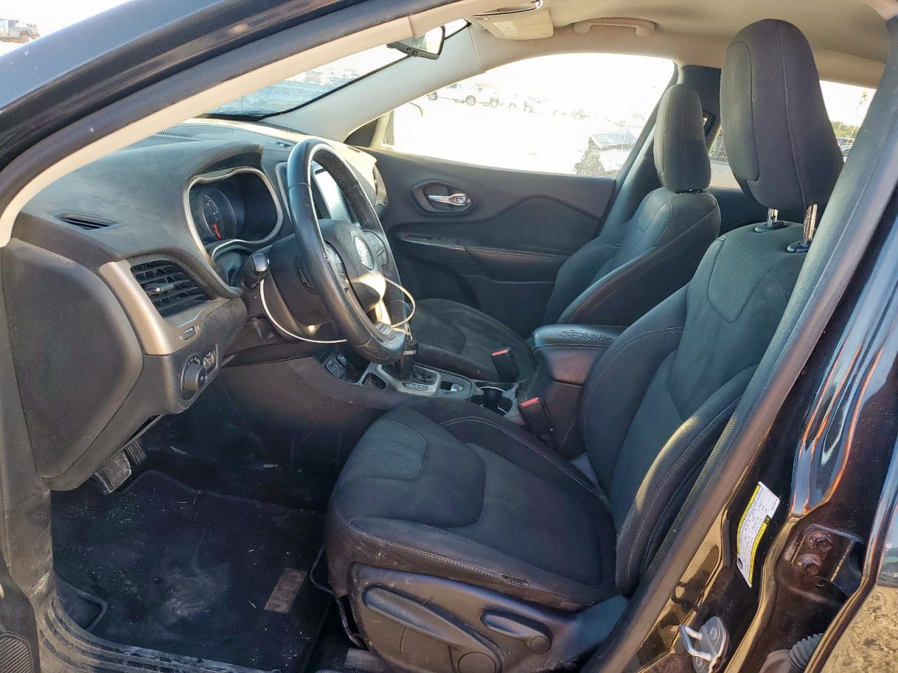 2016 Jeep Cherokee Latitude VIN: 1C4PJLCSXGW173218 Lot: 90801965