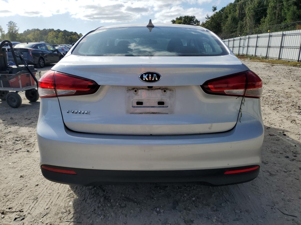 2017 Kia Forte Lx VIN: 3KPFL4A7XHE043462 Lot: 85153235