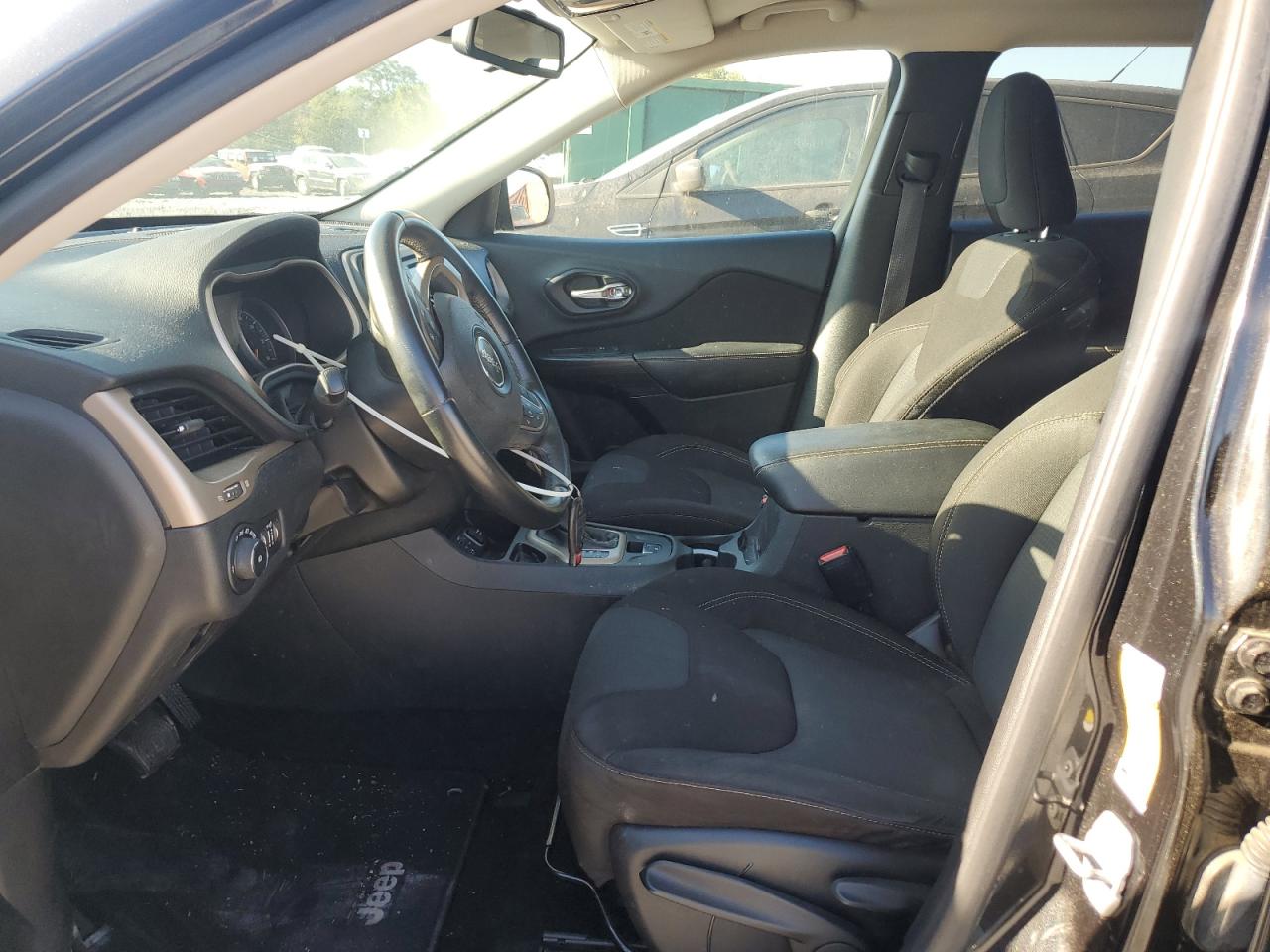 2015 Jeep Cherokee Latitude VIN: 1C4PJLCB0FW790657 Lot: 82428095