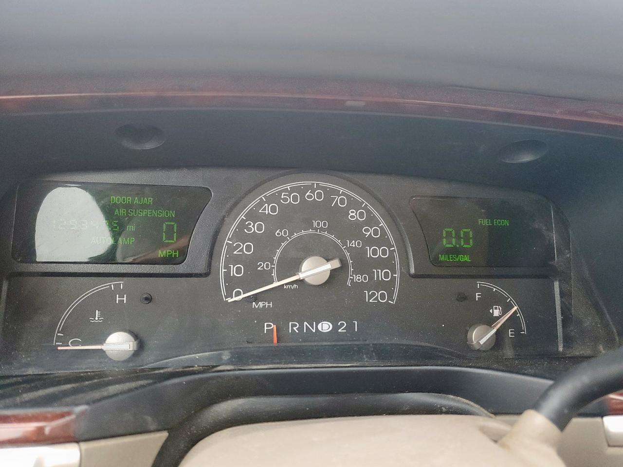 2003 Lincoln Town Car Signature VIN: 1LNHM82W23Y628490 Lot: 81575675