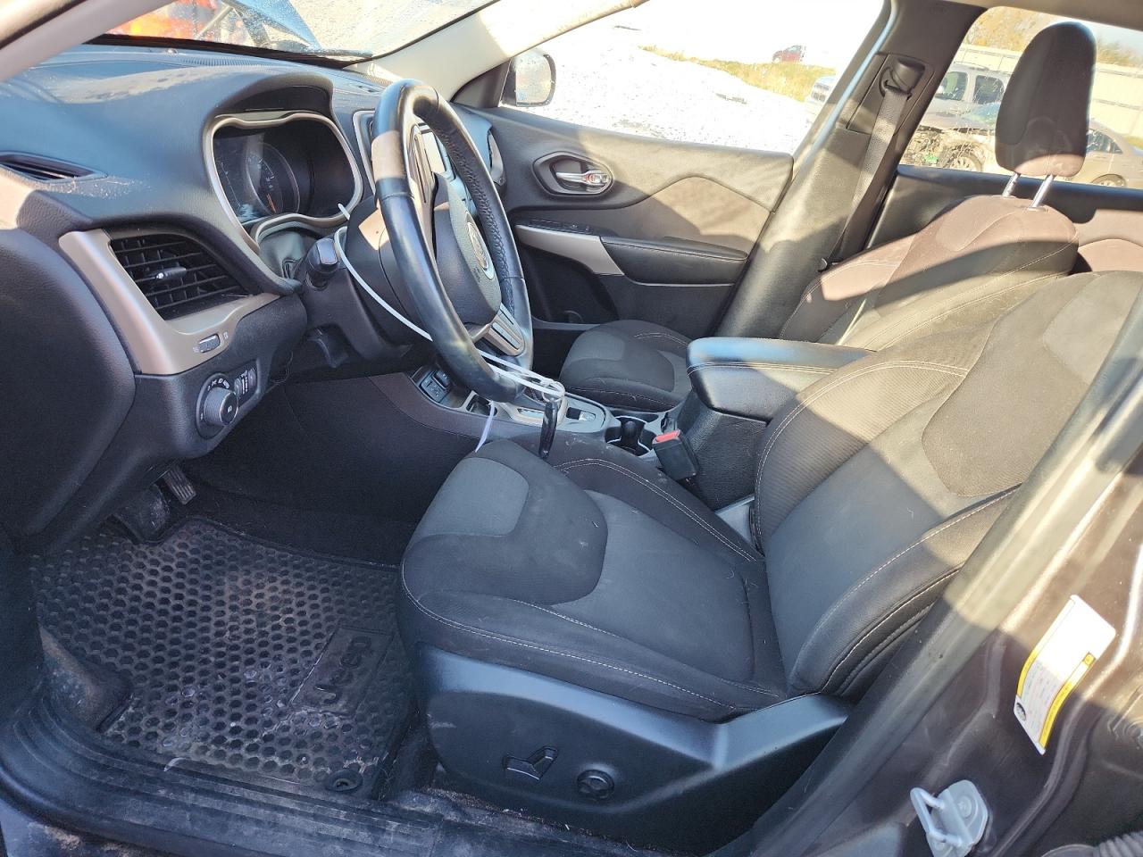 2017 Jeep Cherokee Latitude VIN: 1C4PJLCS1HW643749 Lot: 86670175