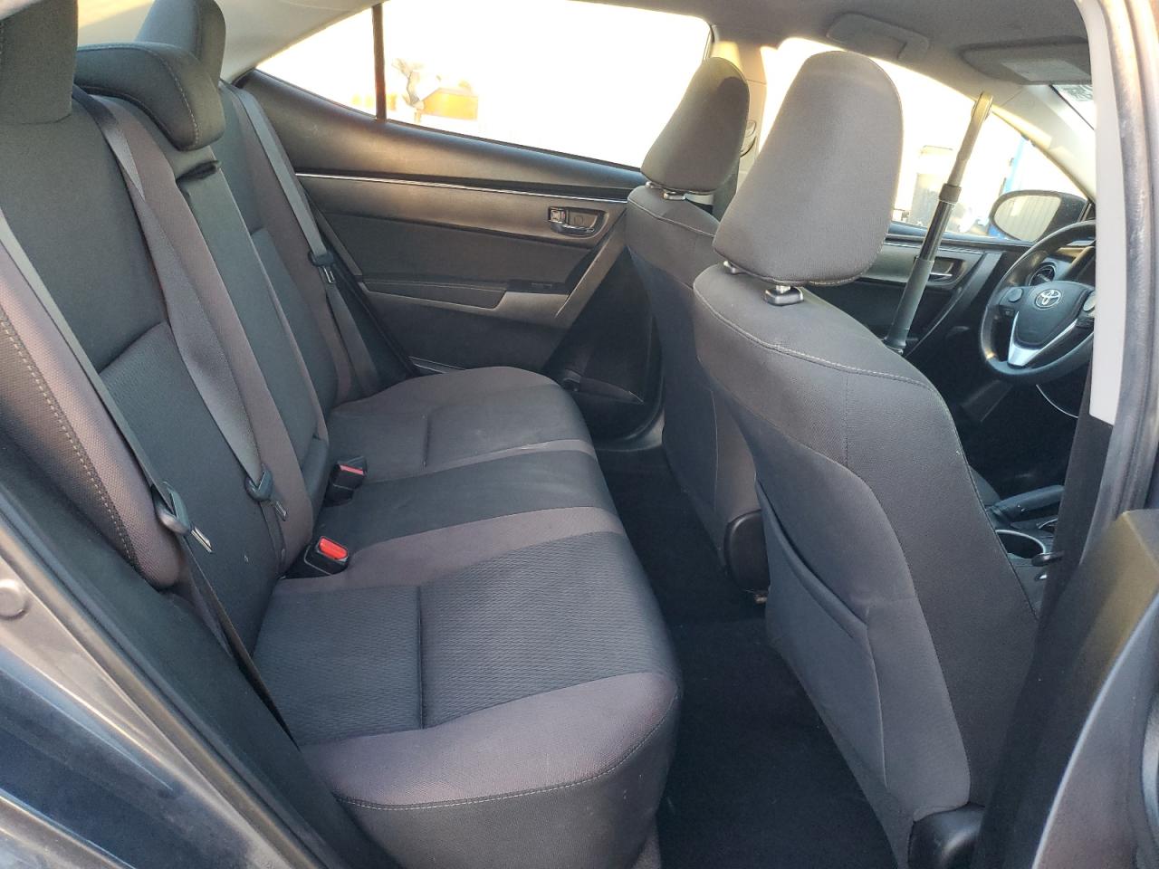 2018 Toyota Corolla L VIN: 5YFBURHE5JP851896 Lot: 82432425