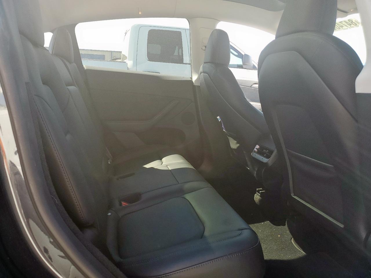 2024 Tesla Model Y VIN: 7SAYGDEE4RA242279 Lot: 84740555