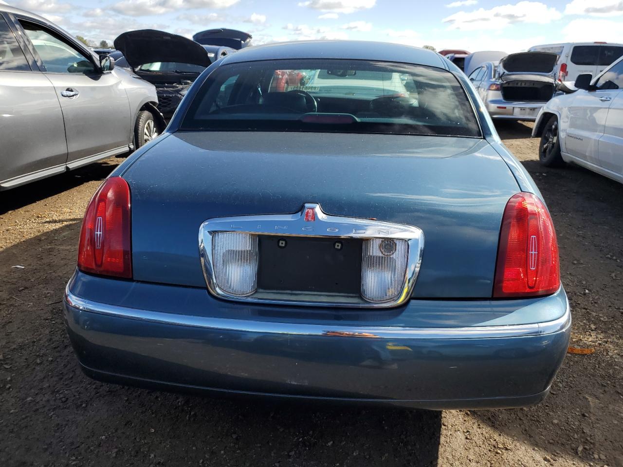 2001 Lincoln Town Car Signature VIN: 1LNHM82W11Y707761 Lot: 89661485