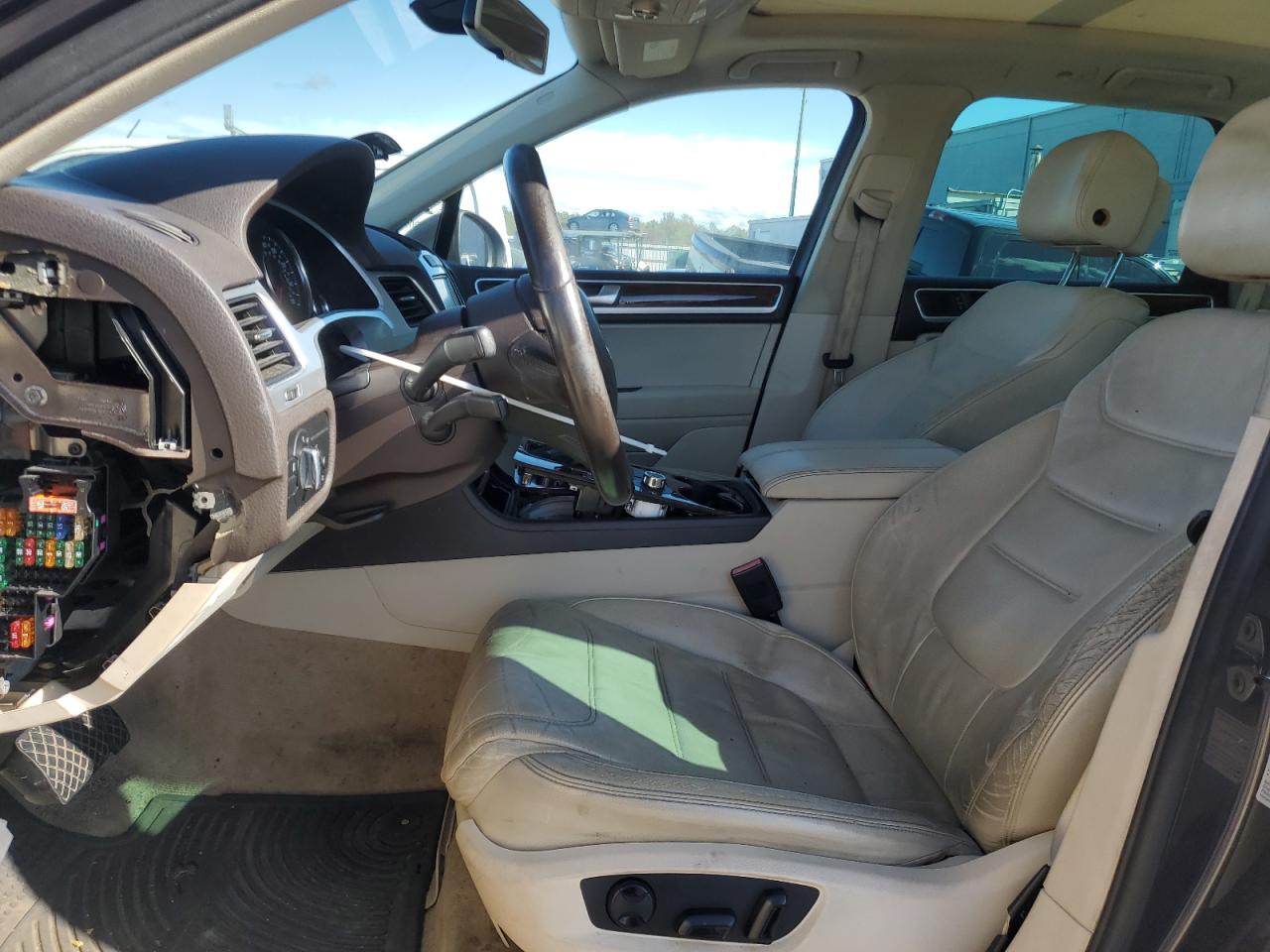 2011 Volkswagen Touareg V6 VIN: WVGFF9BP7BD002584 Lot: 85783705