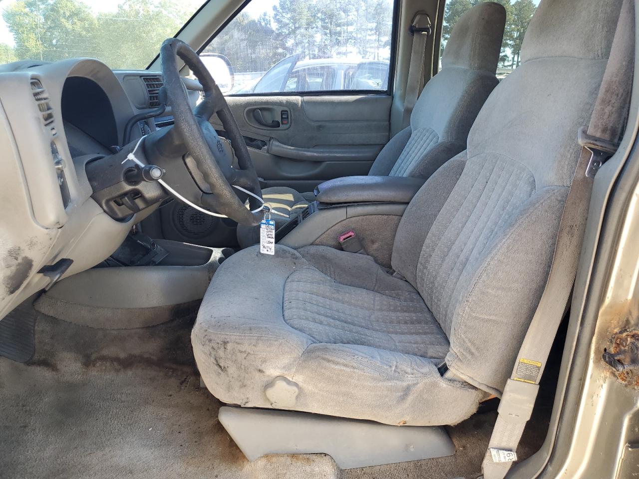 2000 Chevrolet Blazer VIN: 1GNCS13W4Y2237627 Lot: 85003035