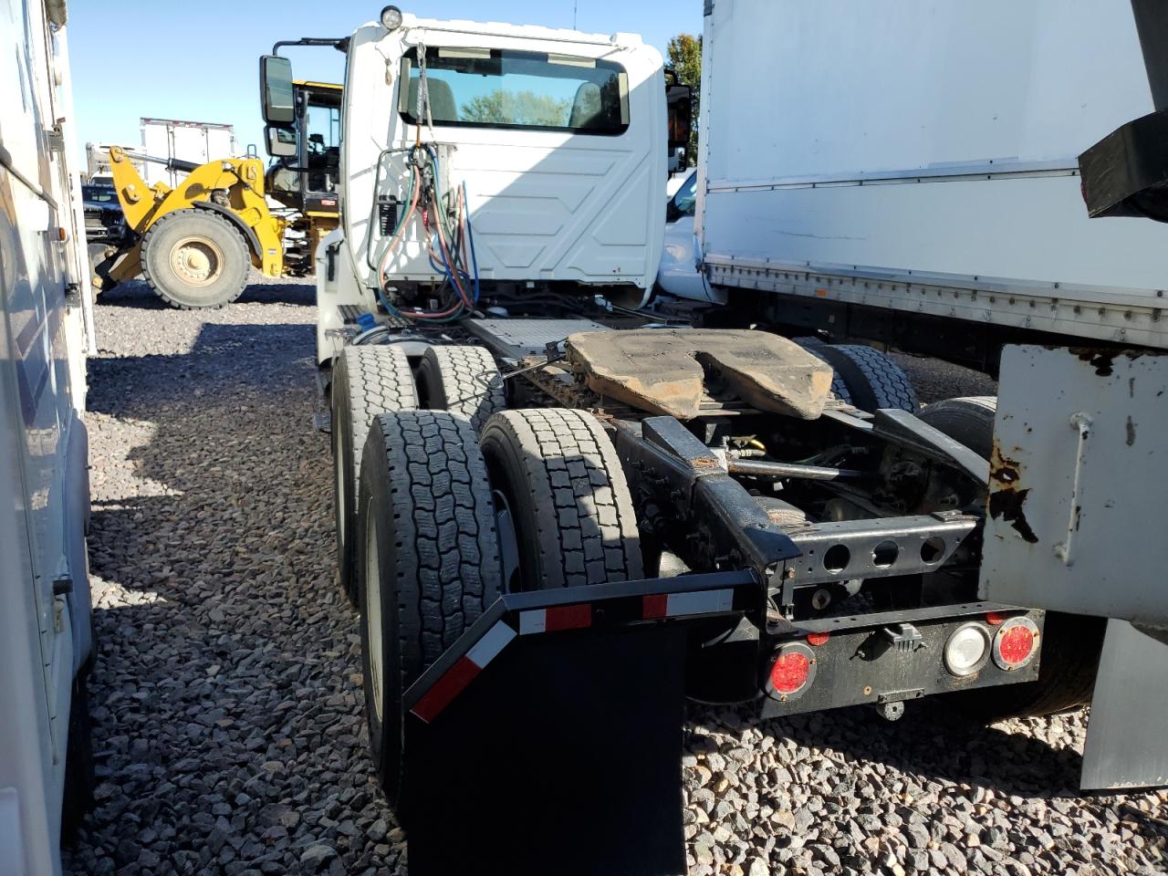 2018 International 8600 Semi Truck white  diesel 3HSHXSNR4JN471909 photo #4