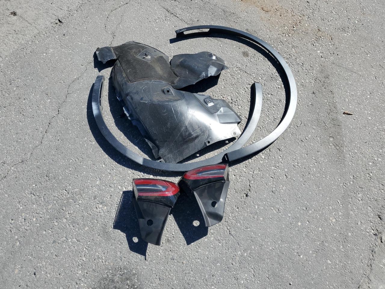 2024 Tesla Model Y VIN: 7SAYGDEE1RA322400 Lot: 87285495