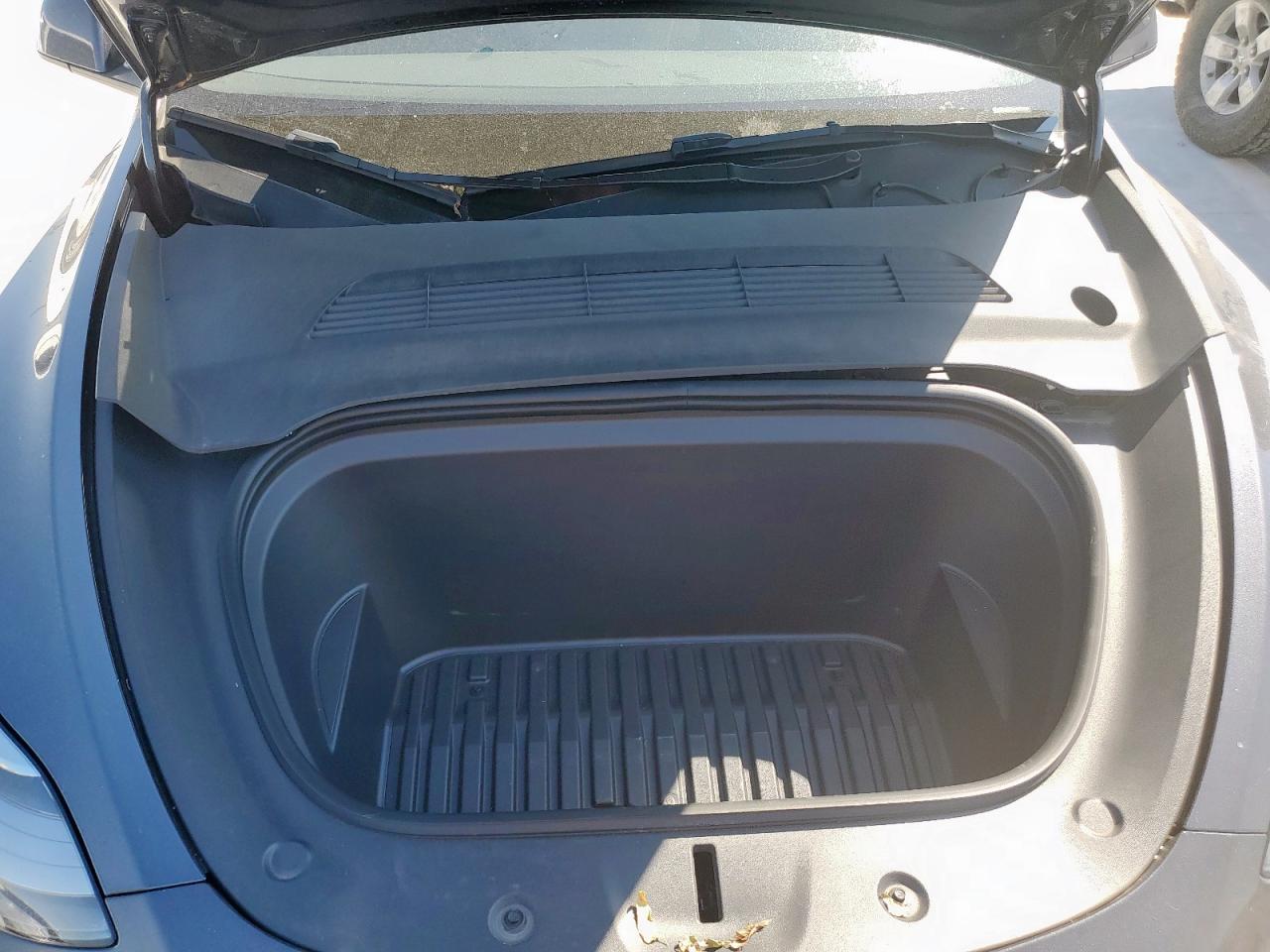 2024 Tesla Model Y VIN: 7SAYGDEE4RA242279 Lot: 84740555