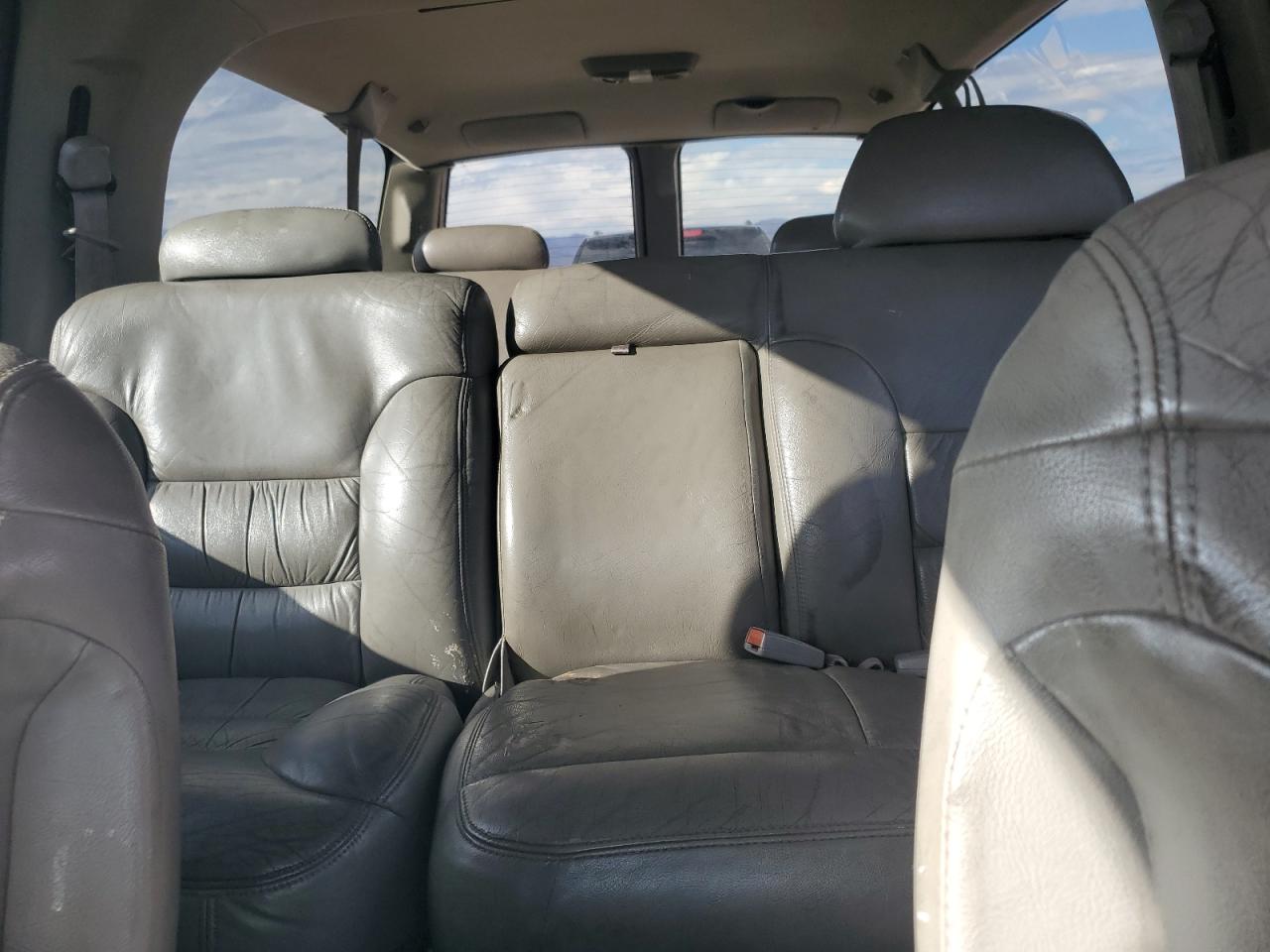 1998 GMC Suburban K1500 VIN: 3GKFK16R2WG513677 Lot: 86166585