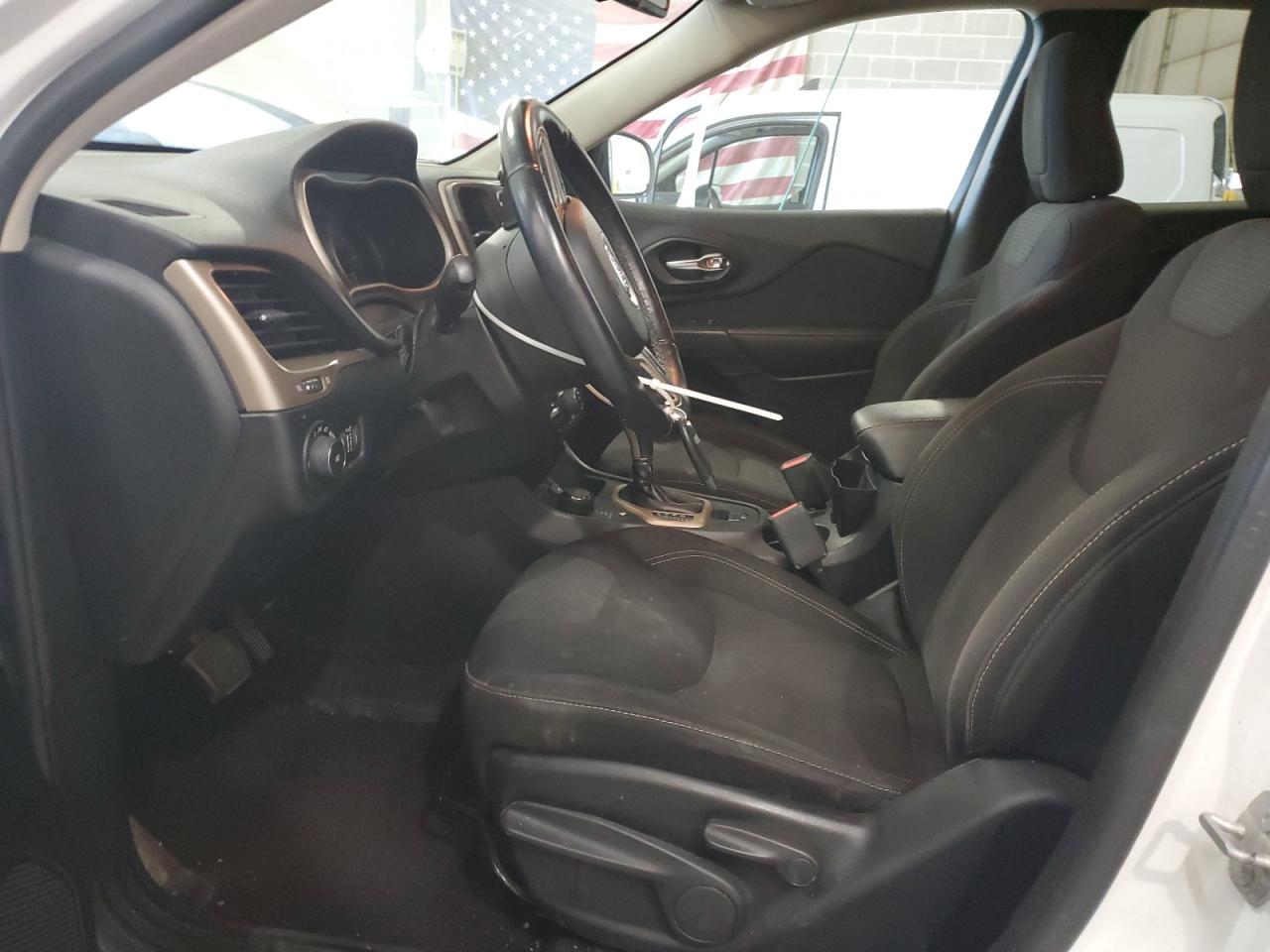 2016 Jeep Cherokee Latitude VIN: 1C4PJMCB2GW373239 Lot: 83957485