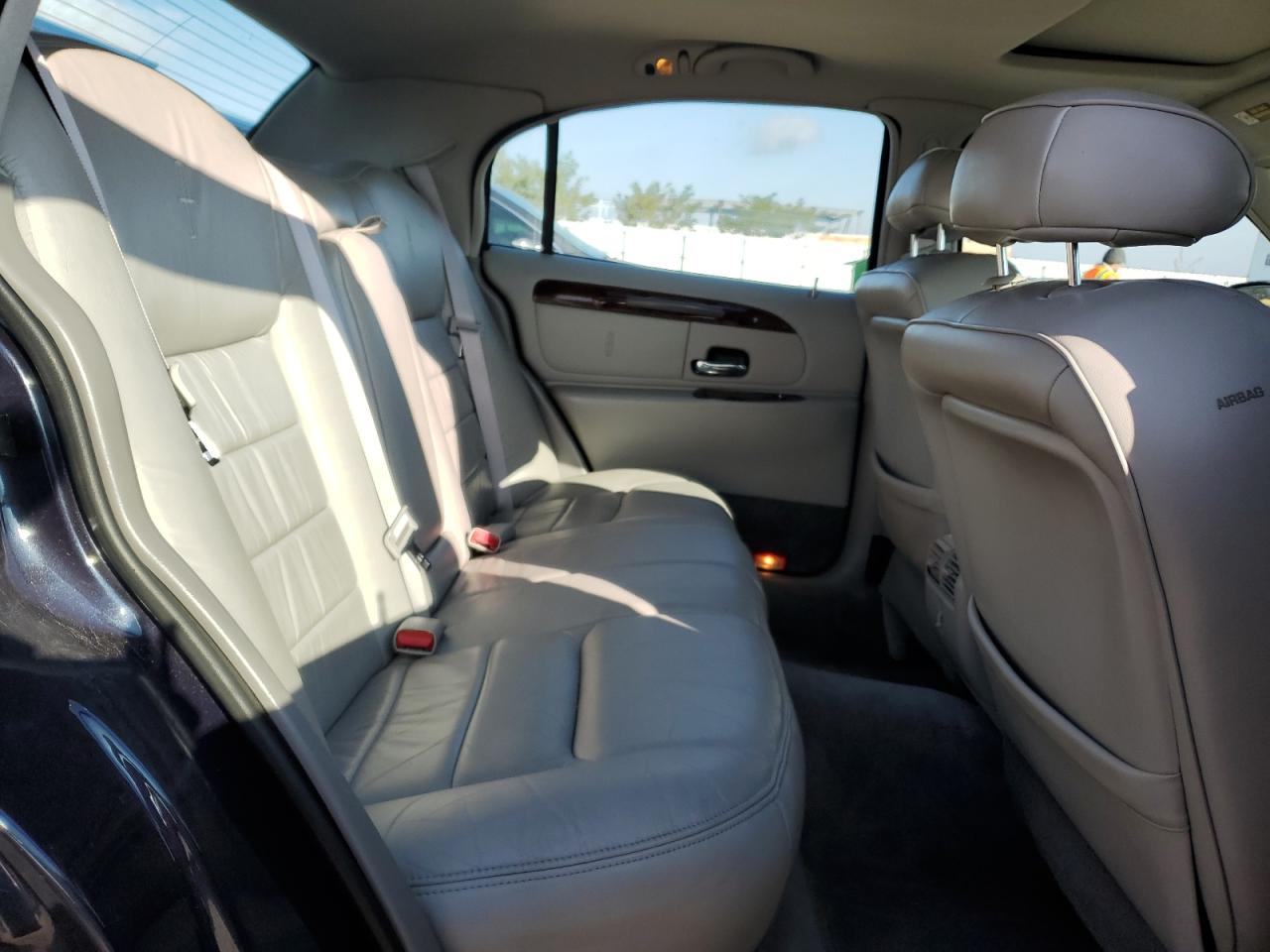 1999 Lincoln Town Car Signature VIN: 1LNHM82W9XY691057 Lot: 90223875