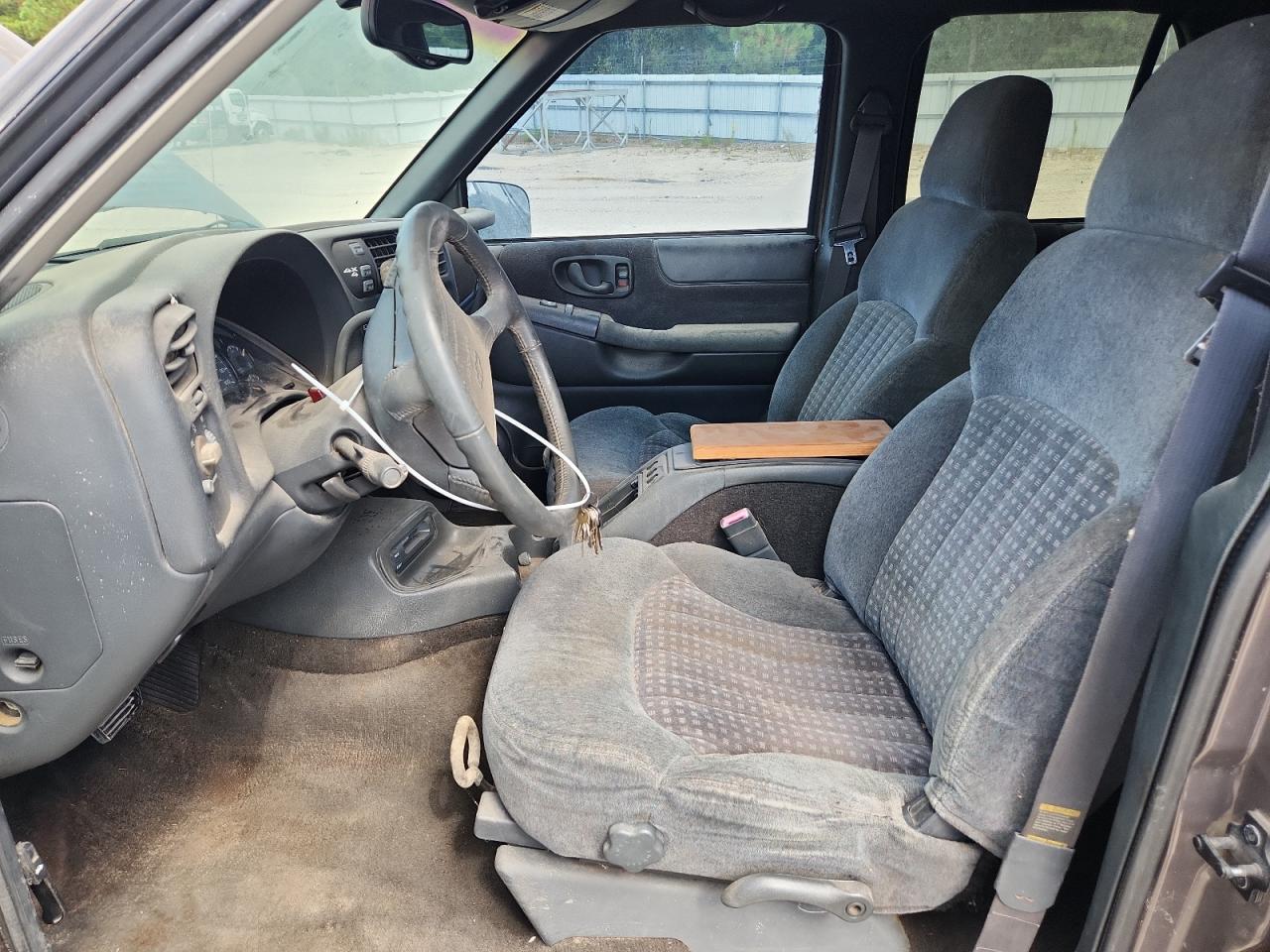 1998 Chevrolet Blazer VIN: 1GNDT13WXW2235069 Lot: 85642805