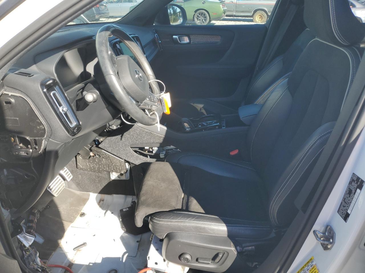 2021 Volvo Xc40 T5 R-Design VIN: YV4162UM4M2438054 Lot: 85552085