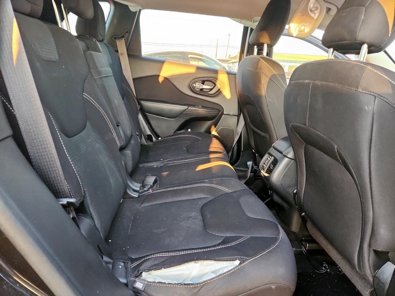 2015 Jeep Cherokee Latitude VIN: 1C4PJLCB0FW607712 Lot: 84983545