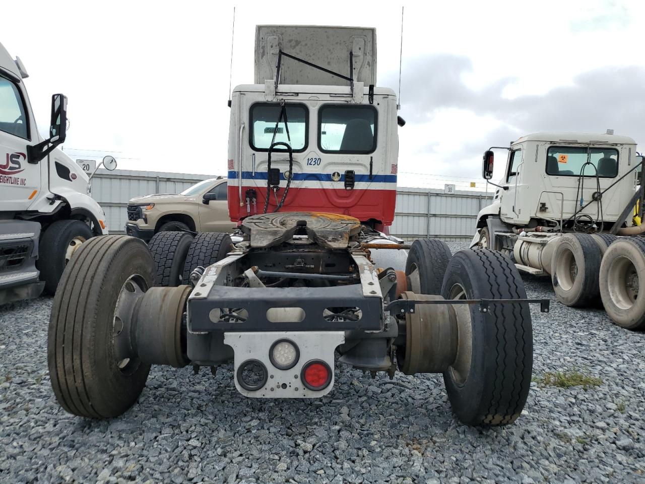 2015 Freightliner Cascadia Semi Truck VIN: 3AKJGBDV6FSGG8082 Lot: 87486525