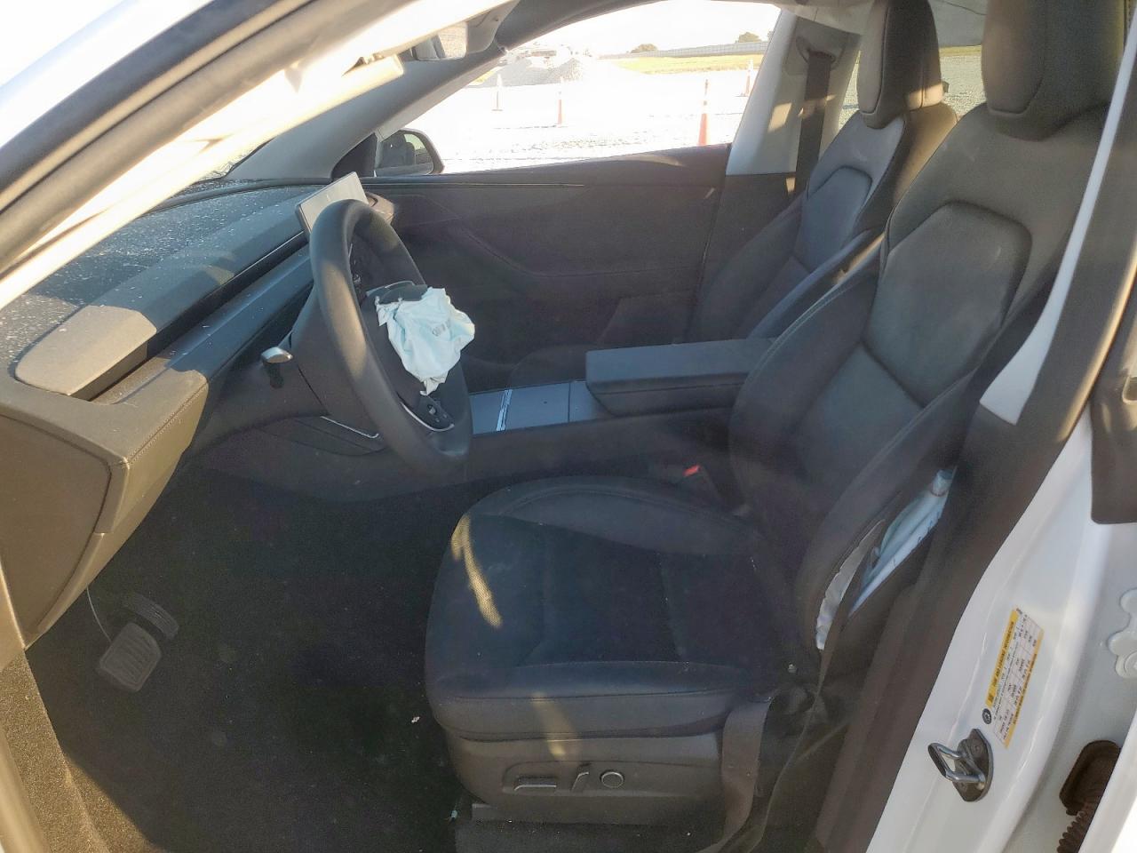 2026 Tesla Model Y VIN: 7SAYGDEE8TA392029 Lot: 85917975