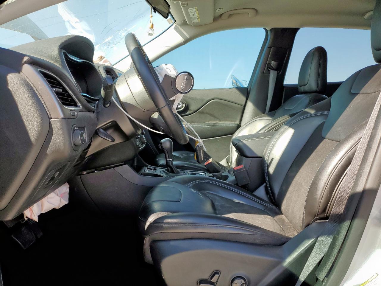 2019 Jeep Cherokee Latitude Plus VIN: 1C4PJLLB8KD240662 Lot: 86252415