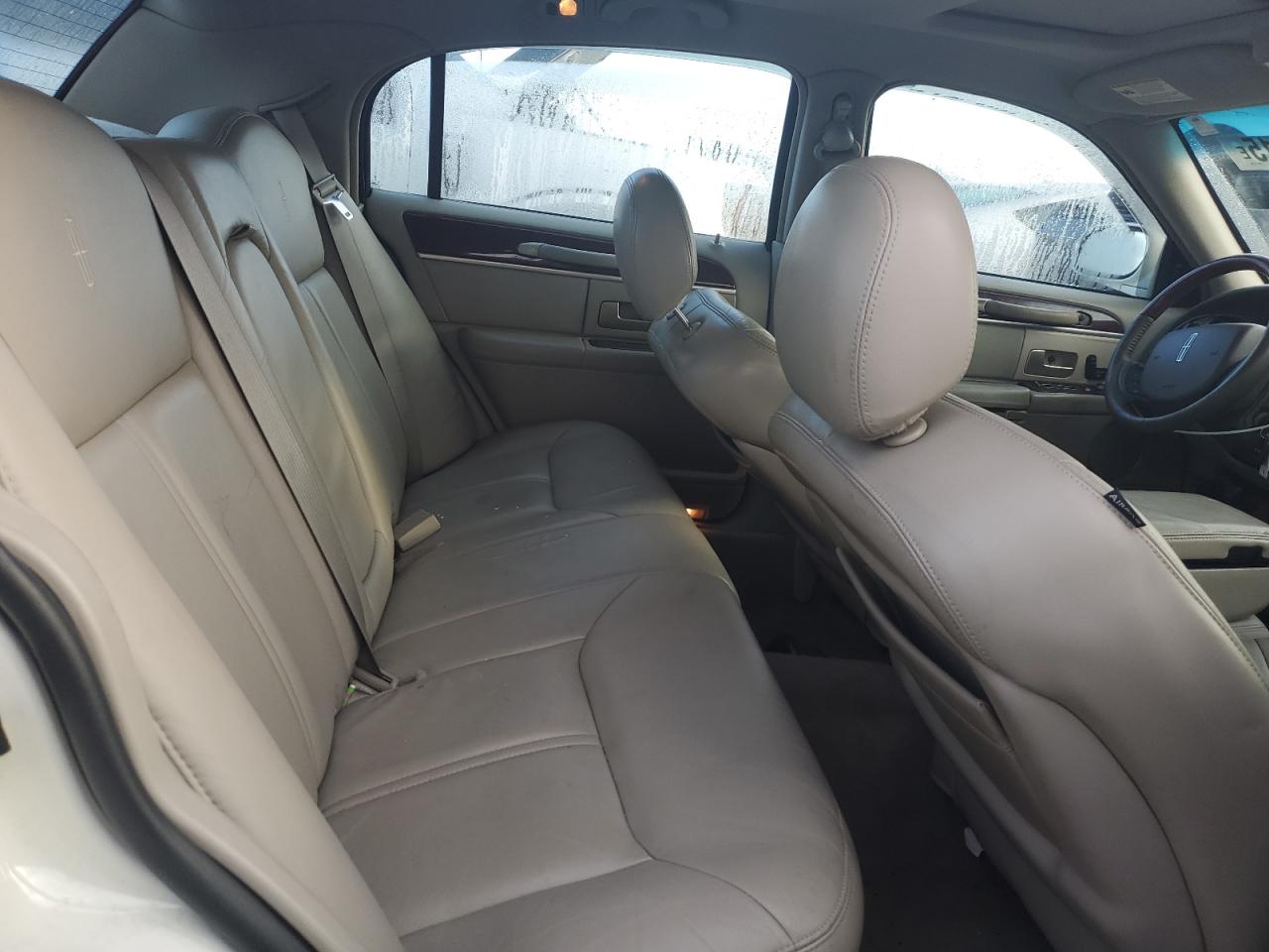 2005 Lincoln Town Car Signature Limited VIN: 1LNHM82W25Y647060 Lot: 82432015