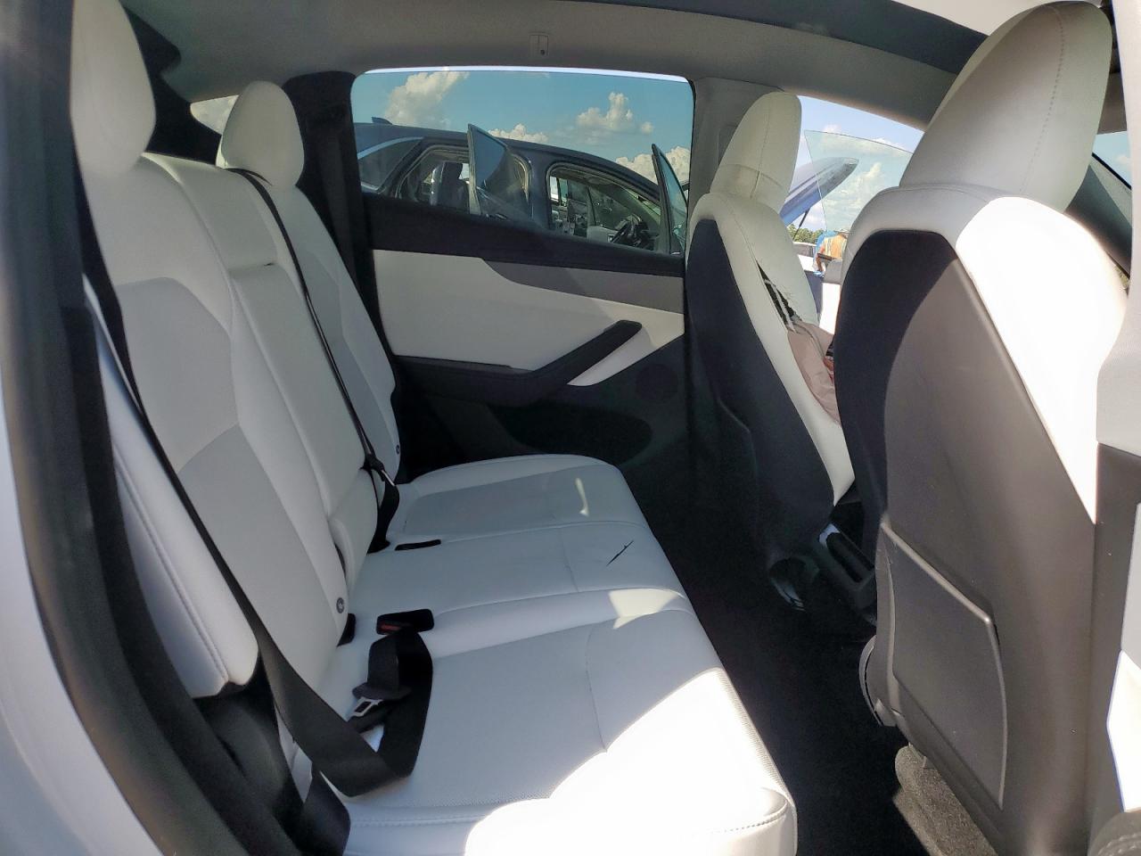 2026 Tesla Model Y VIN: 7SAYGDEE5TA406677 Lot: 85671775