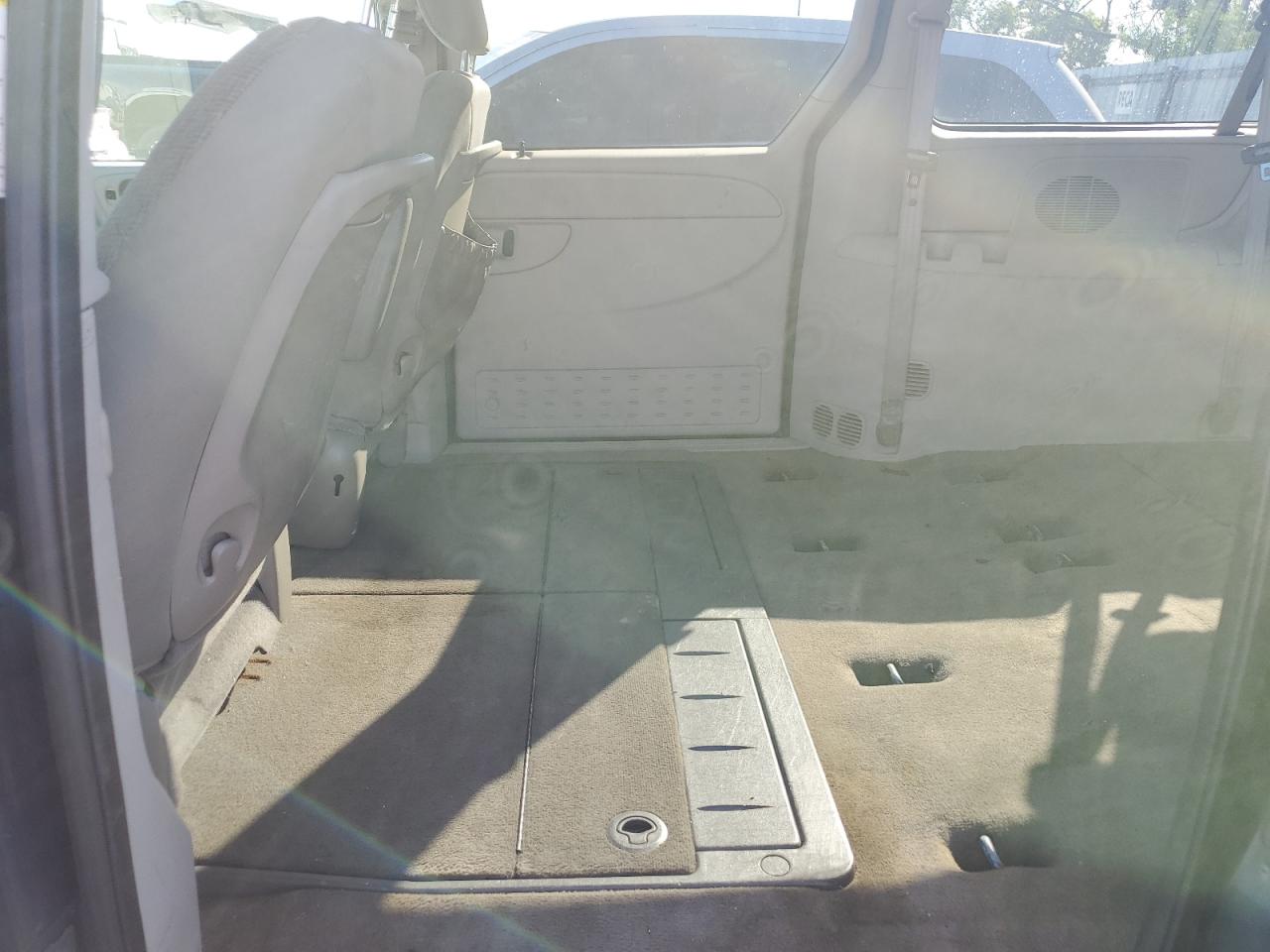 2005 Dodge Grand Caravan Sxt VIN: 2D4GP44L15R220687 Lot: 85276095